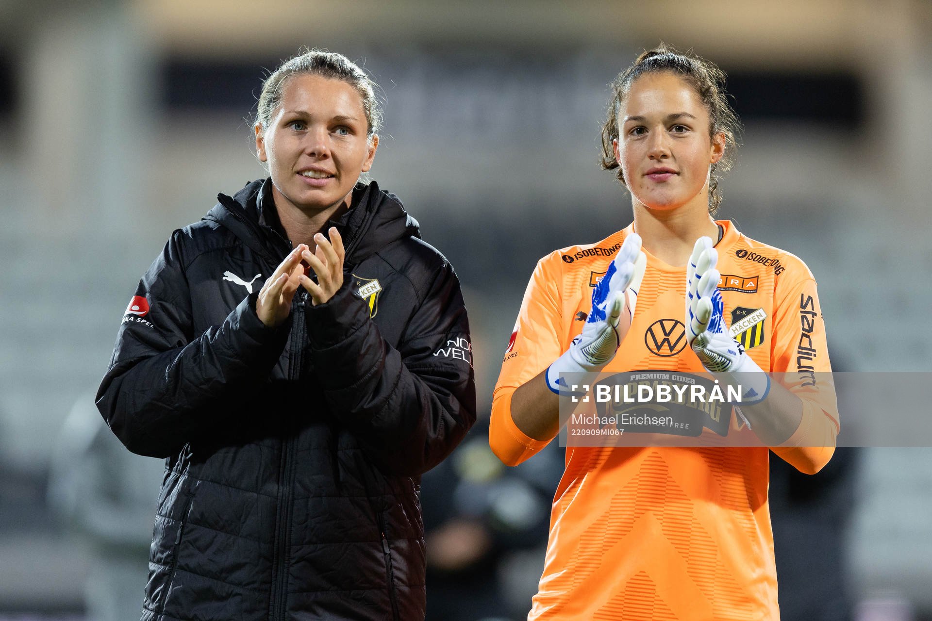 Häckens målvakt Jennifer Falk och målvakt Livia Peng efter fotbollsmatchen i Damallsvenskan mellan Häcken och Umeå den 9 september 2022 i Göteborg.