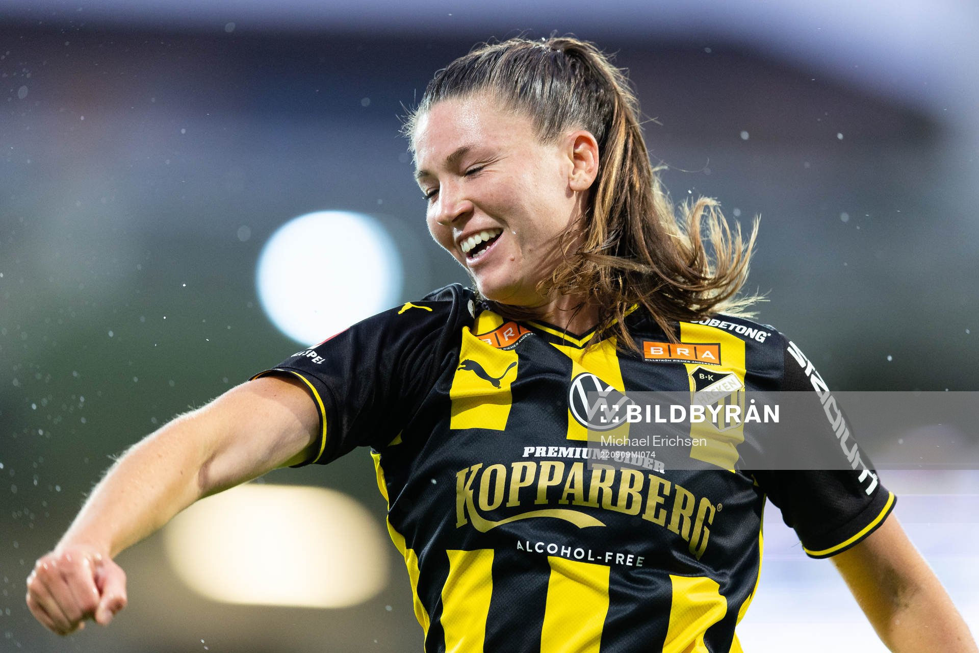 Häckens Pauline Hammarlund jublar