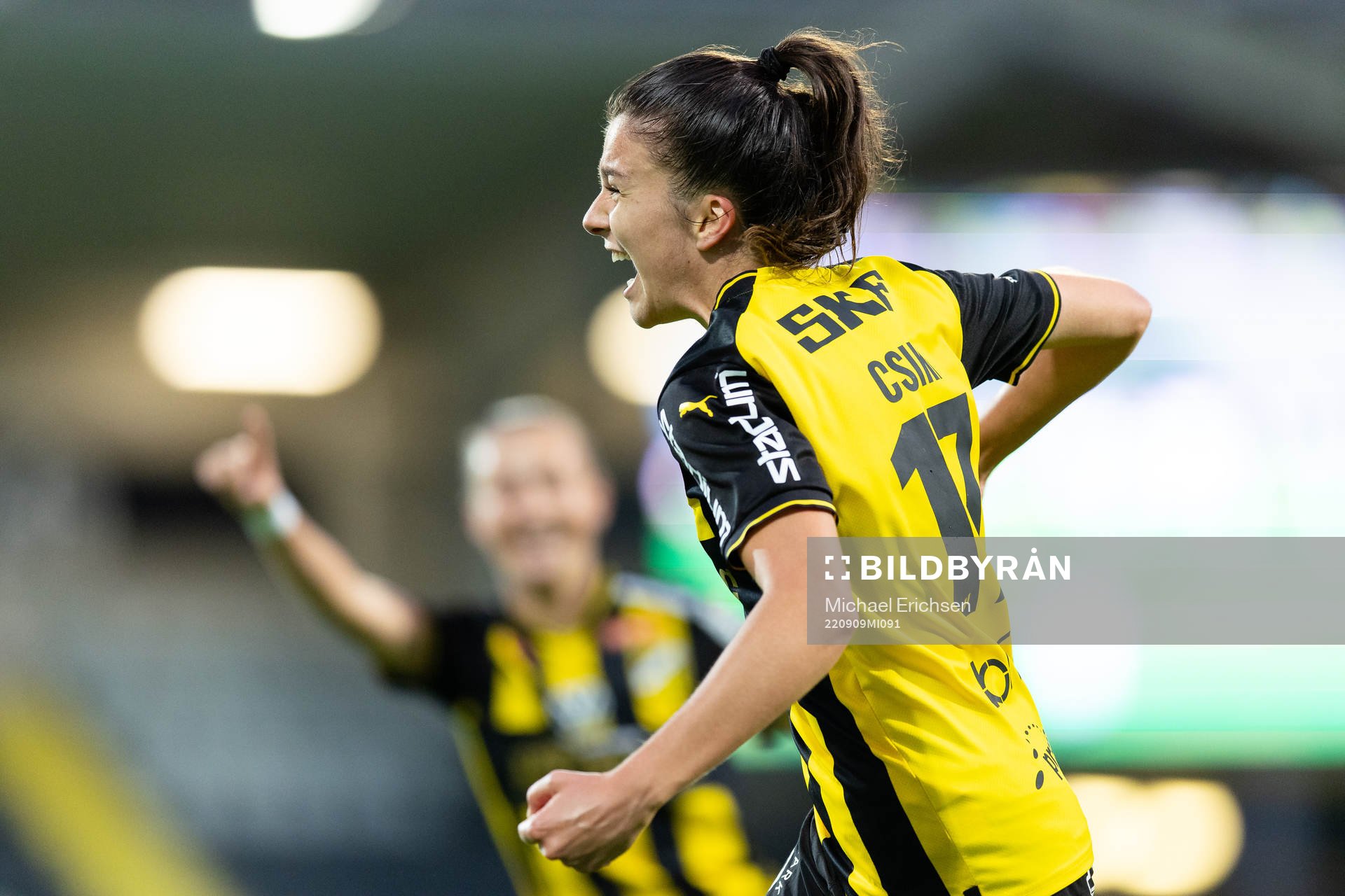 Häckens Anna Julia Csiki jublar
