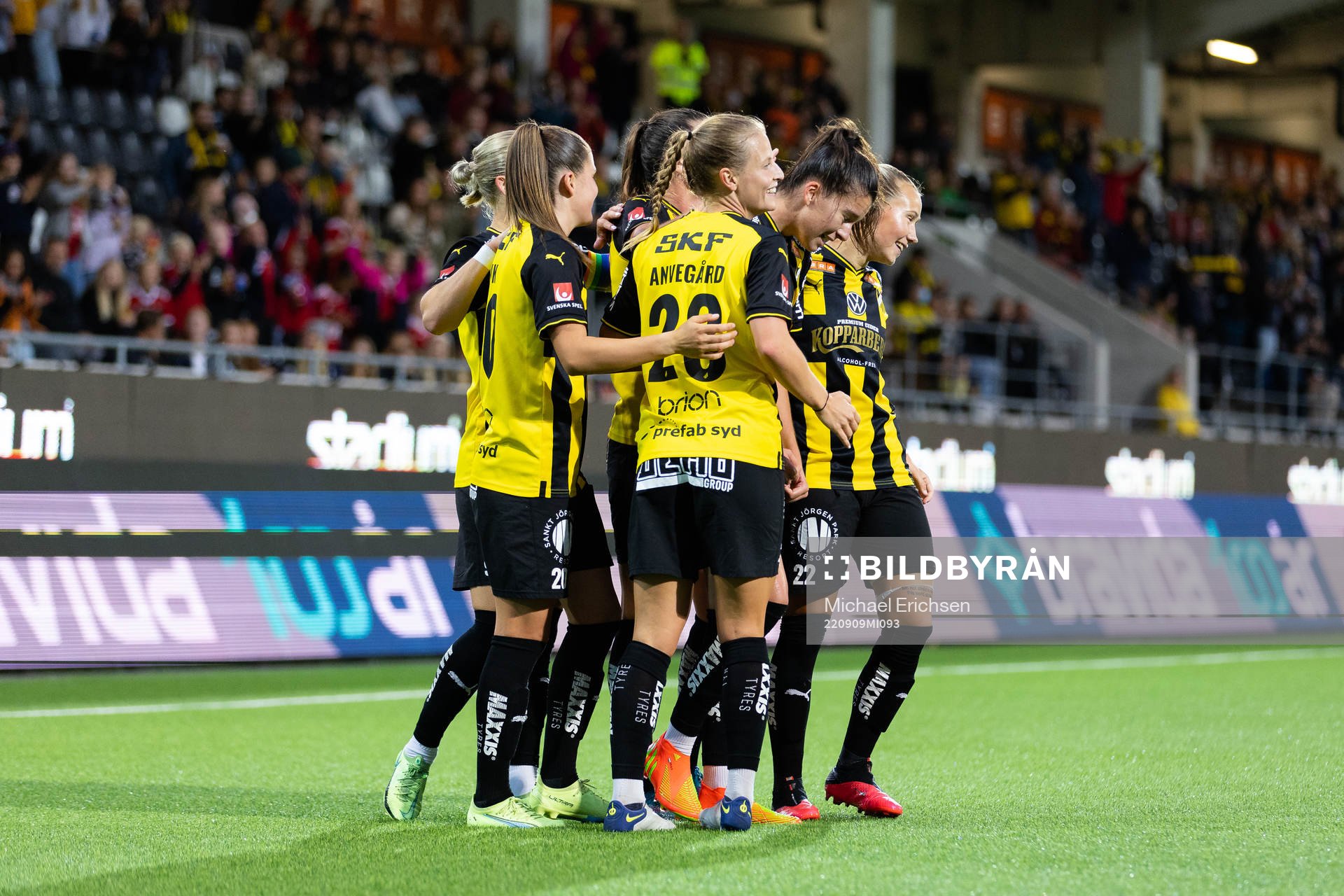 Häckens Anna Julia Csiki jublar med lagkamrater