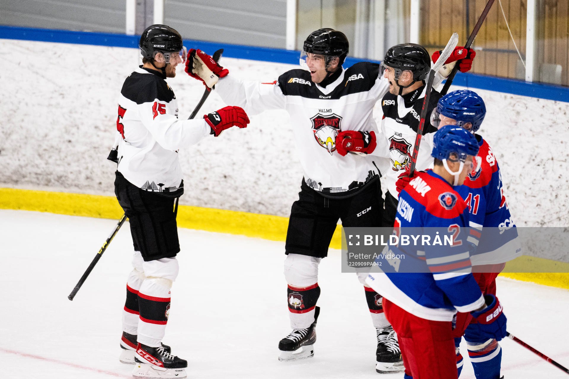 Malmö Redhawks Pathrik Westerholm jublar med lagkamrater