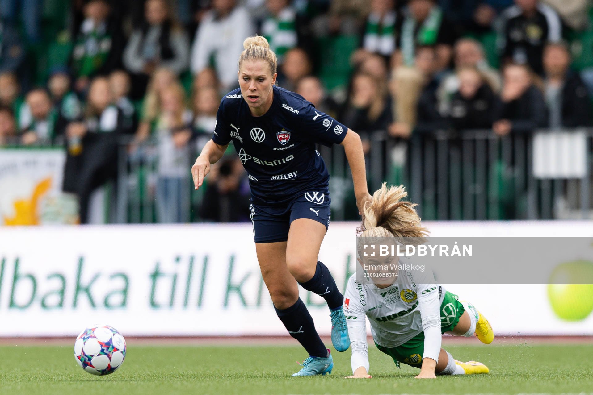 FC Rosengårds Rebecca Knaak och Hammarbys Matilda Vinberg