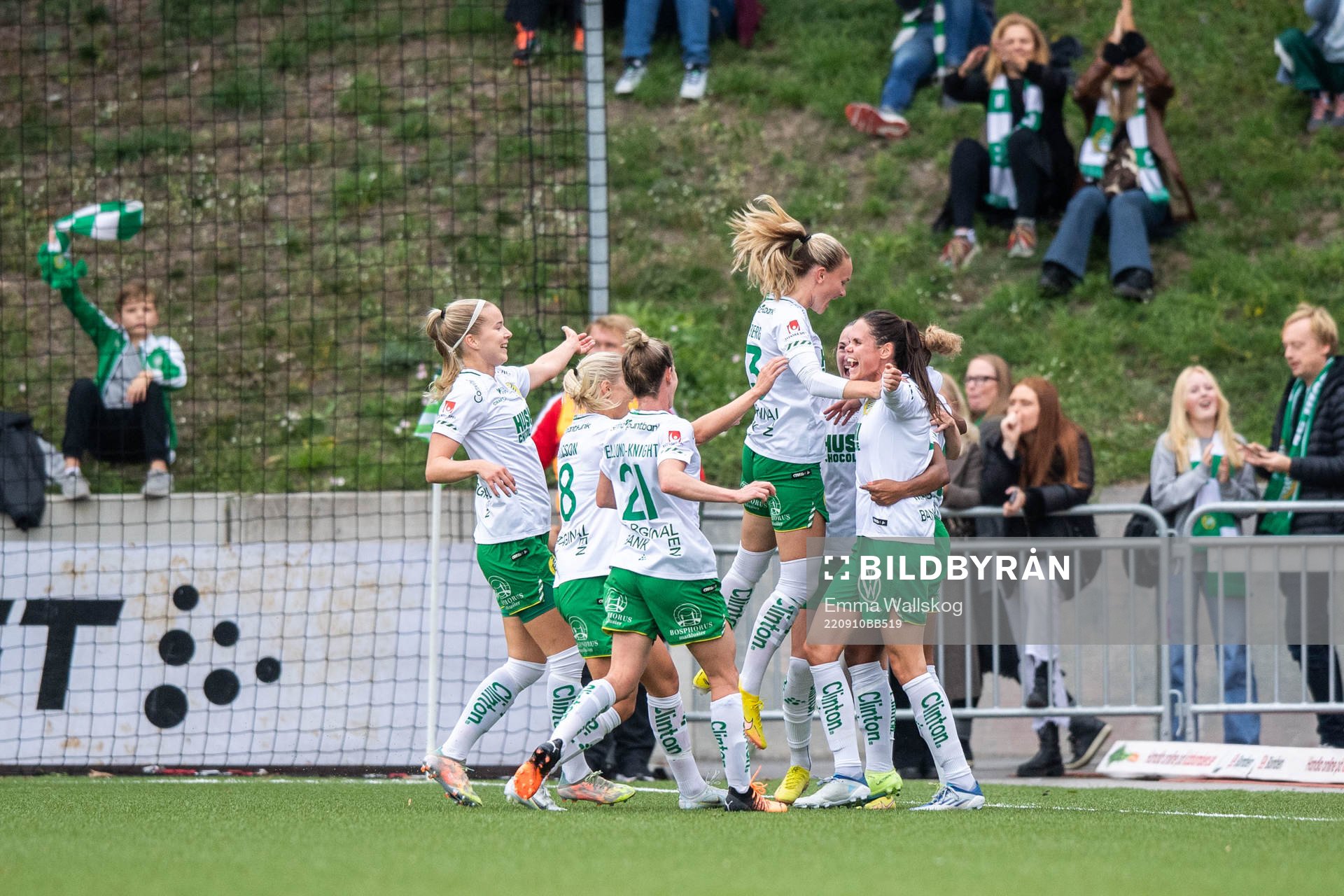 Hammarbys Madelen Janogy jublar med lagkamrater