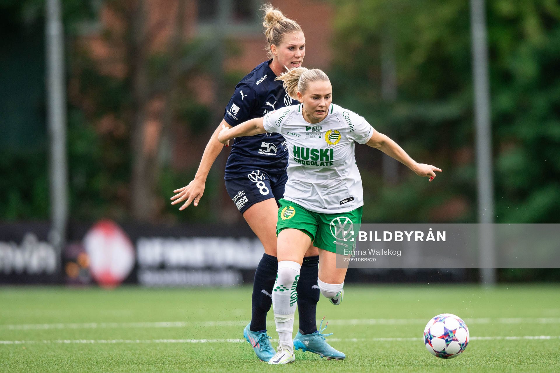 FC Rosengårds Rebecca Knaak och Hammarbys Emma Jansson