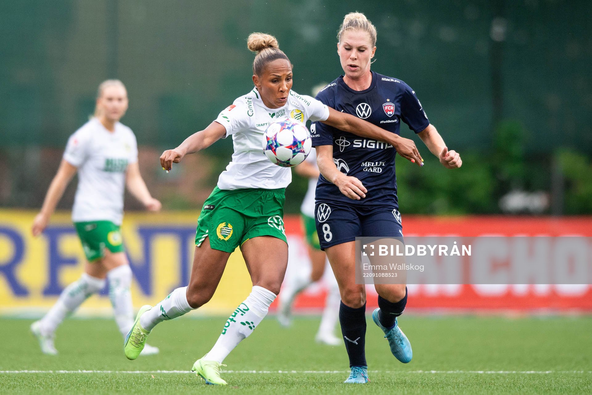 Hammarbys Madelen Janogy och FC Rosengårds Rebecca Knaak
