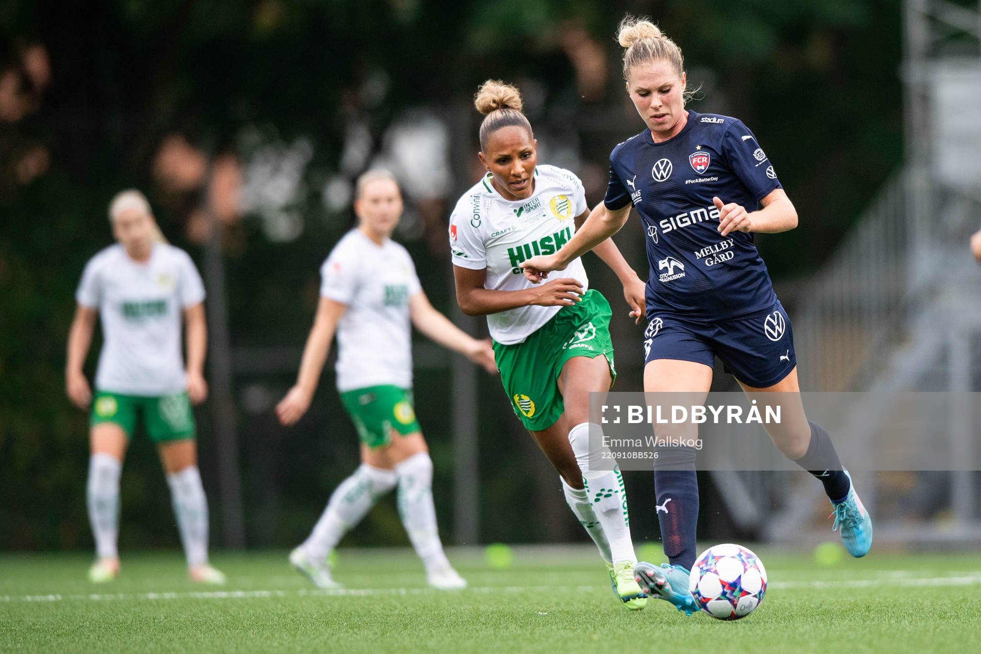 Hammarbys Madelen Janogy och FC Rosengårds Rebecca Knaak