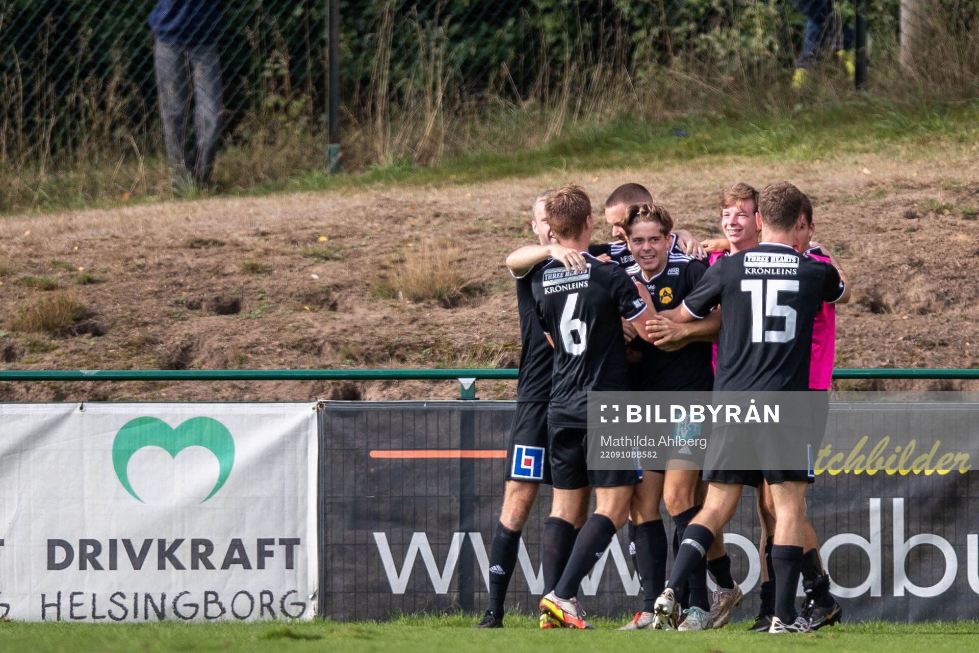 Astrios spelare jublar