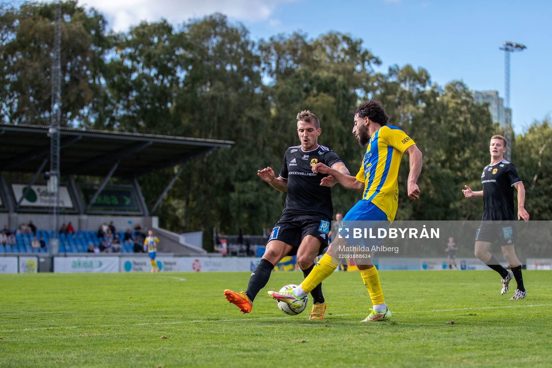 Astrios Andreas Wrele och Eskilsminnes Ahmad El Khalayli under fotbollsmatchen i Division 2 Västra Götaland mellan Eskilsminne och Astrio den 10 september 2022 i Helsingborg.