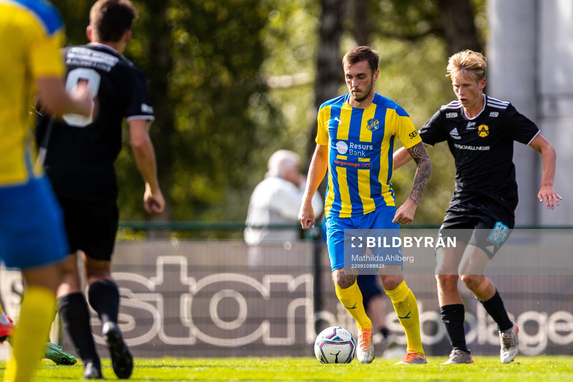 Eskilsminnes Casper Seger och Astrios Lucas Lindau under fotbollsmatchen i Division 2 Västra Götaland mellan Eskilsminne och Astrio den 10 september 2022 i Helsingborg.