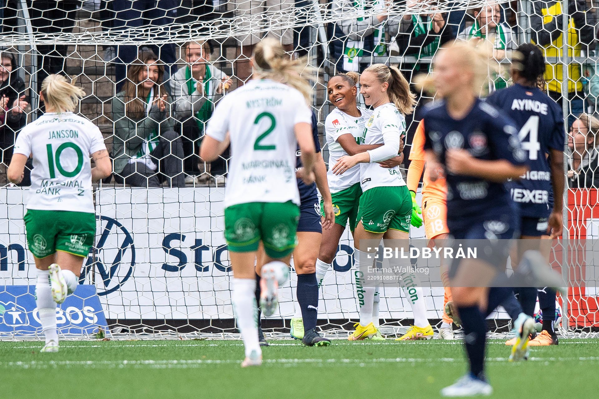 Hammarbys Madelen Janogy och Matilda Vinberg jublar