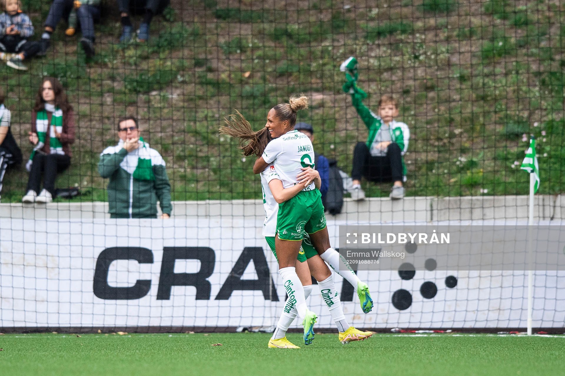 Hammarbys Vilde Hasund och Madelen Janogy jublar efter 2-0 under fotbollsmatchen i Damallsvenskan mellan Hammarby och FC Rosengård den 10 september 2022 i Stockholm.