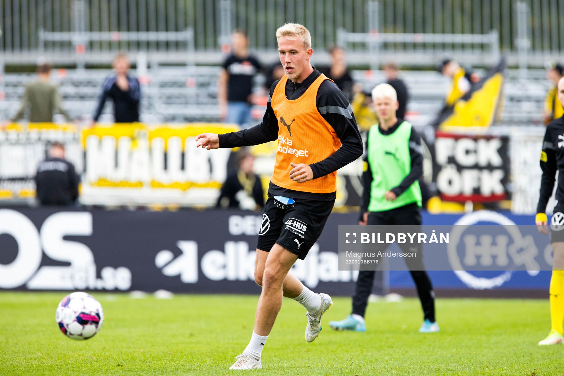Mjällbys Herman Johansson på uppvärmningen