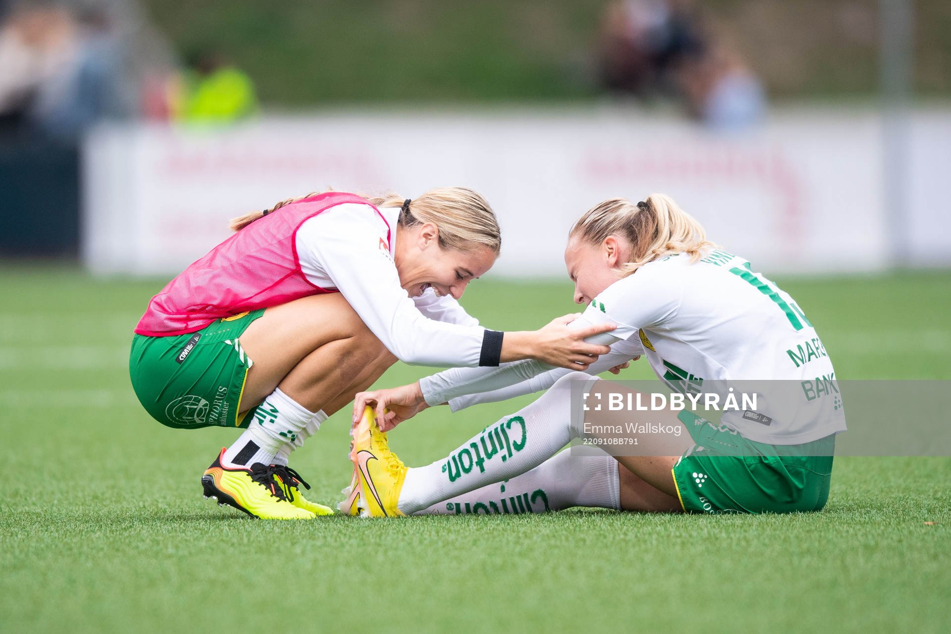 Hammarbys Courtney Nevin jublar och Matilda Vinberg har ont
