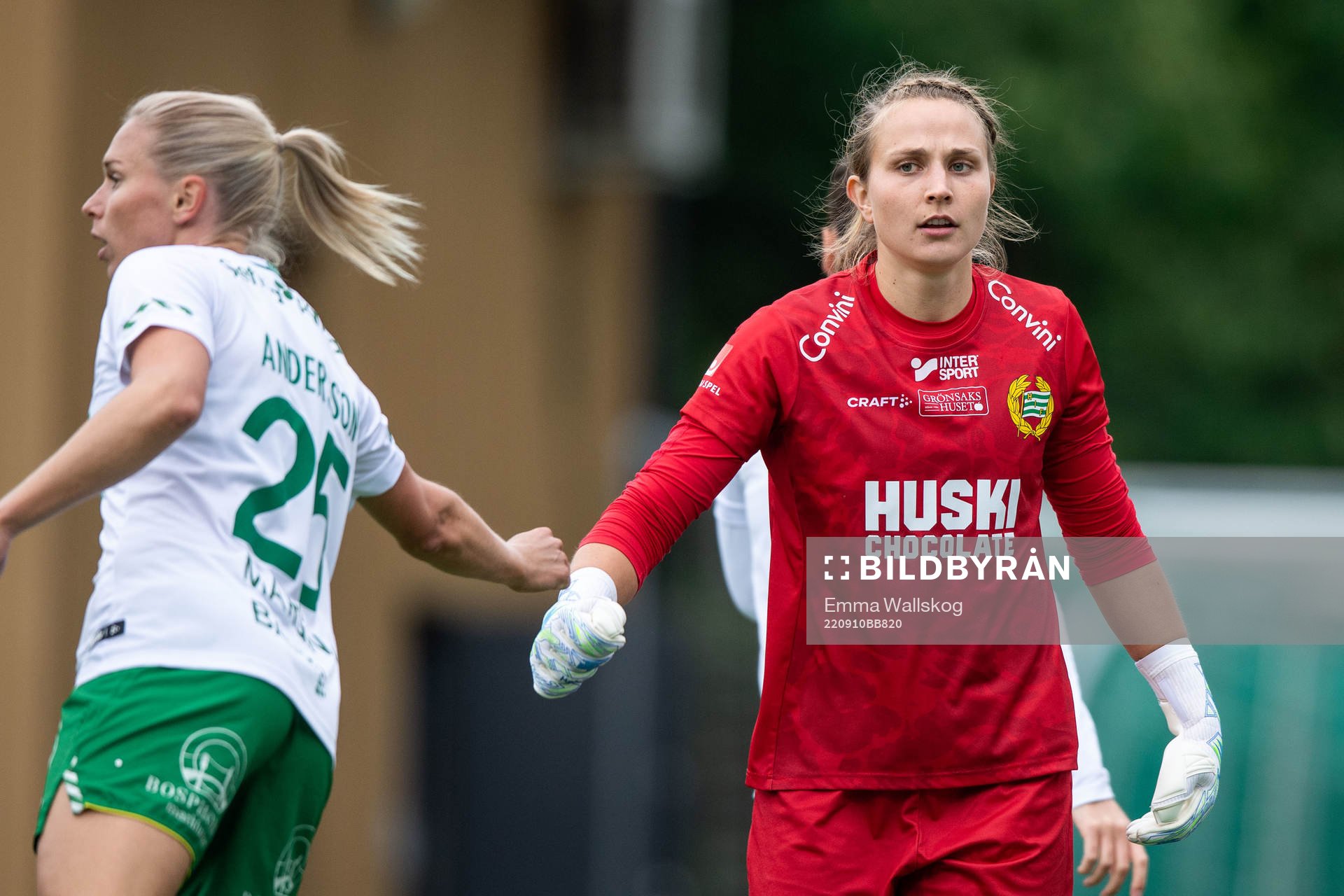 Hammarbys Jonna Andersson och målvakt Anna Tamminen jublar