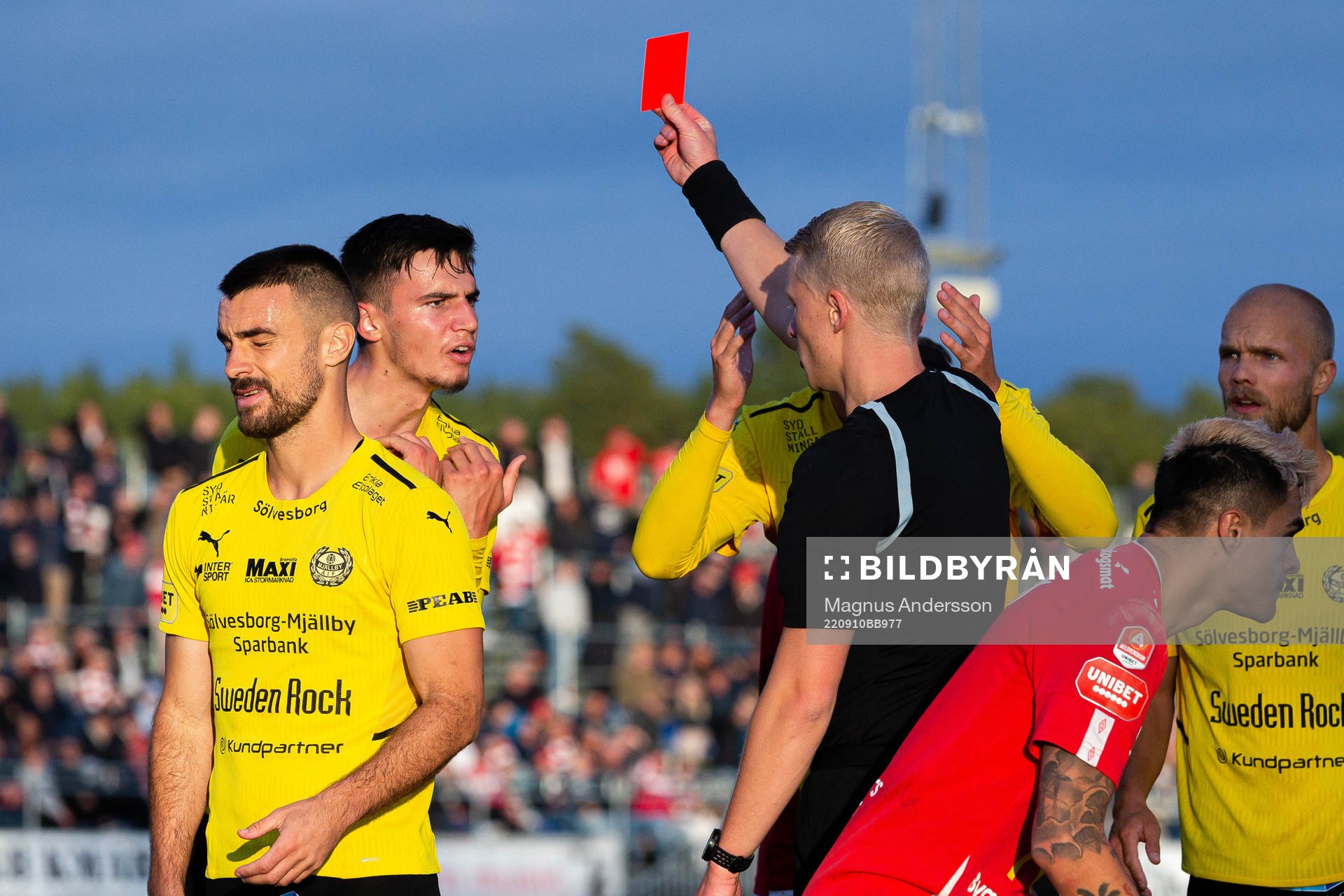 Mjällbys Noah Eile får rött kort