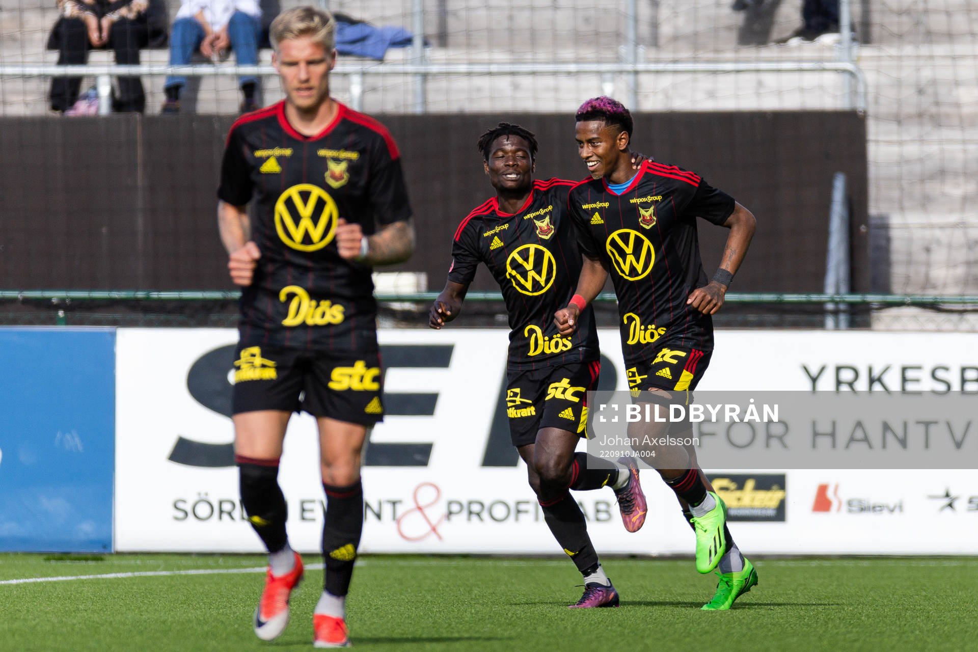Östersunds Yannick Armel Assiedou Adjoumani och Chovanie