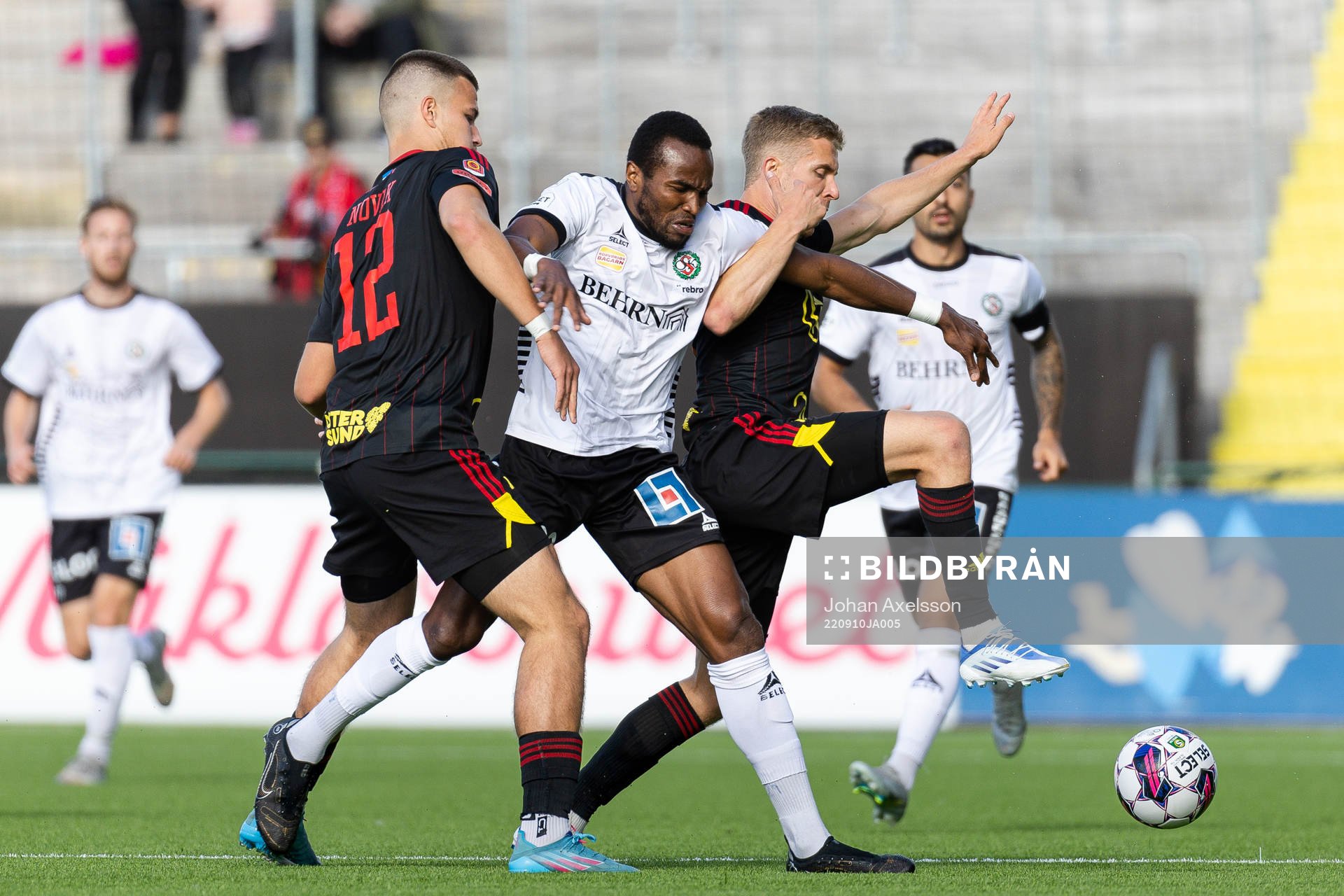 Örebros Christian Moses i en kamp mot Östersunds Kristian