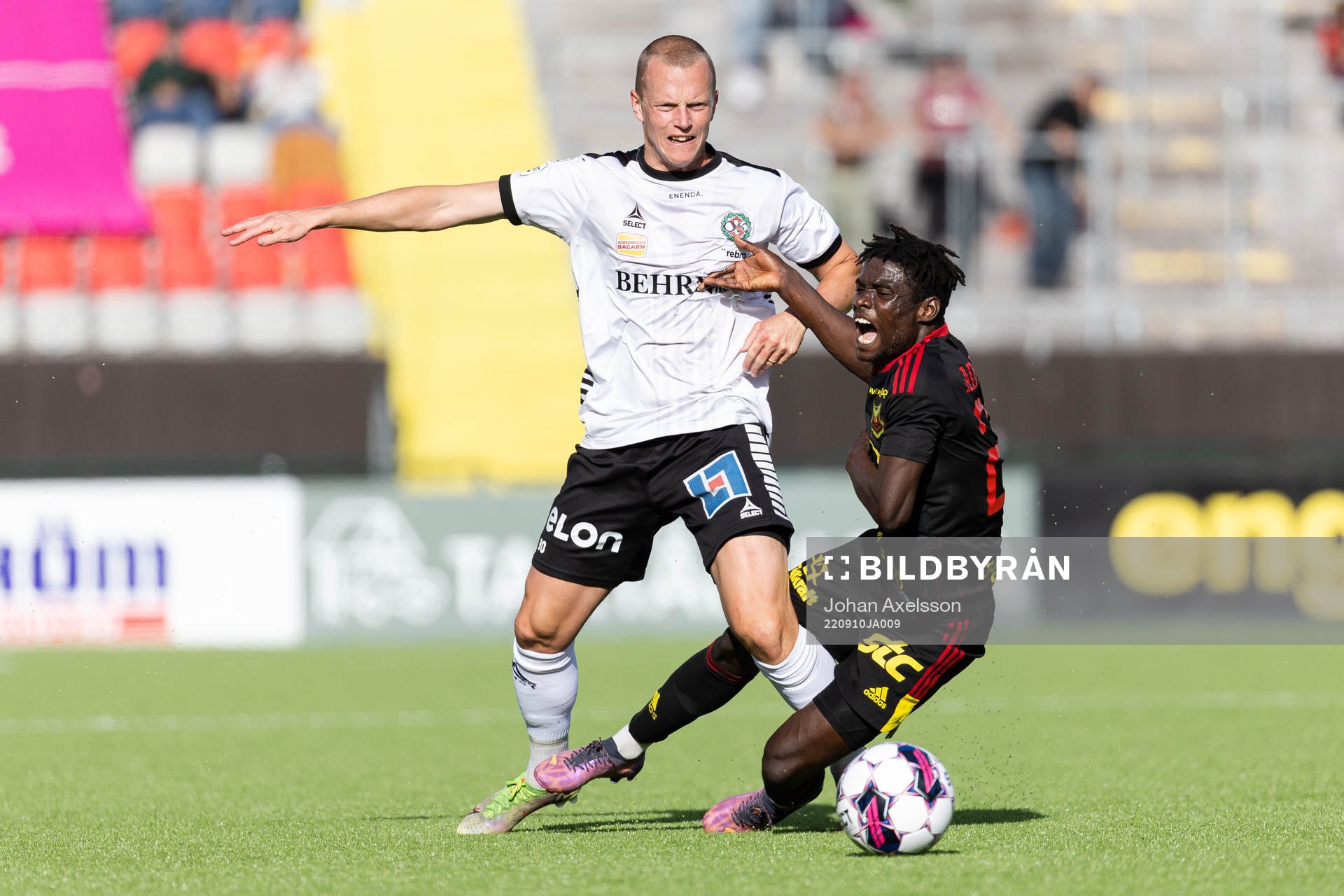 Örebros Daniel Gustafsson och Östersunds Yannick Armel