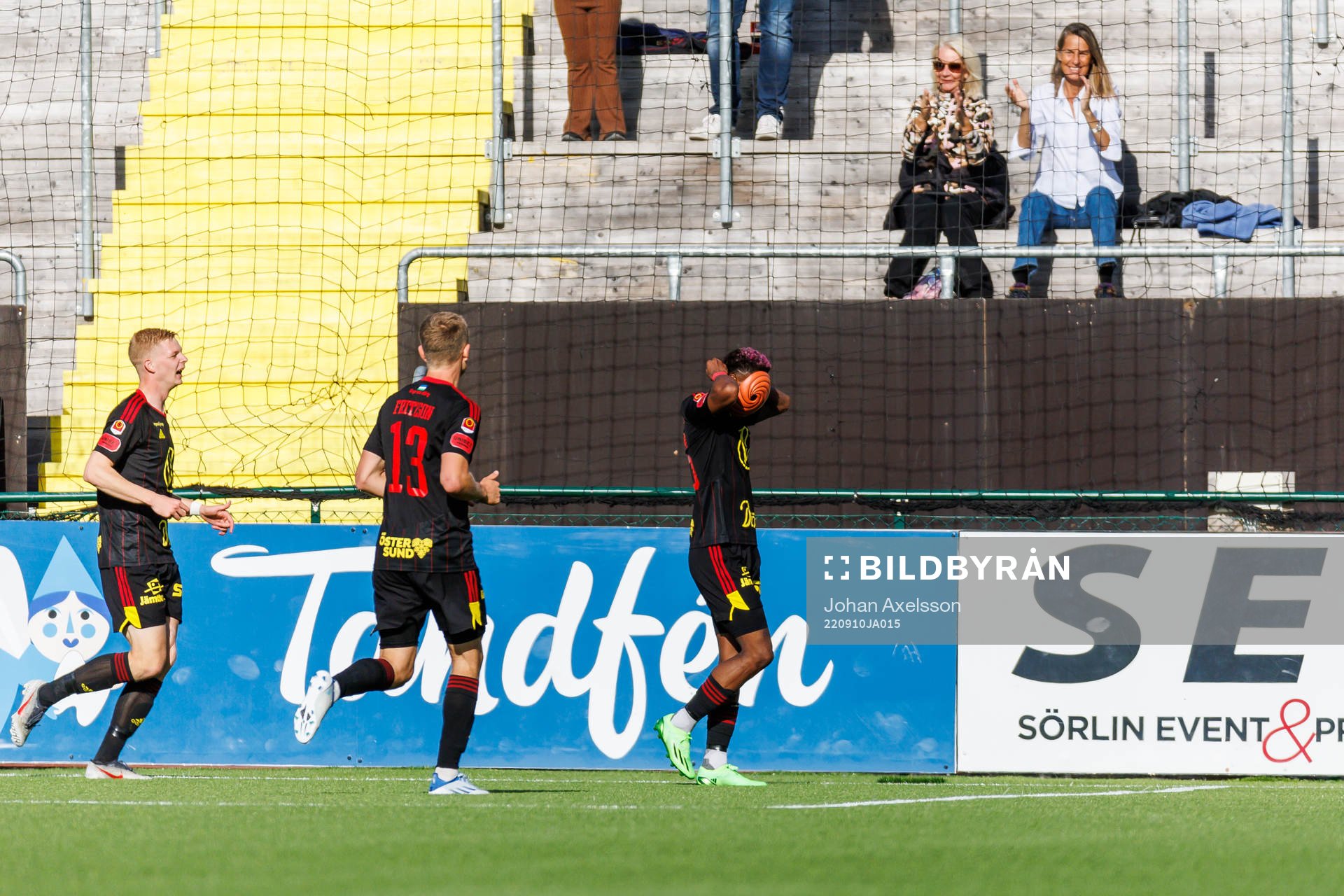 Östersunds Chovanie Amatkarijo sätter på sig en mask och