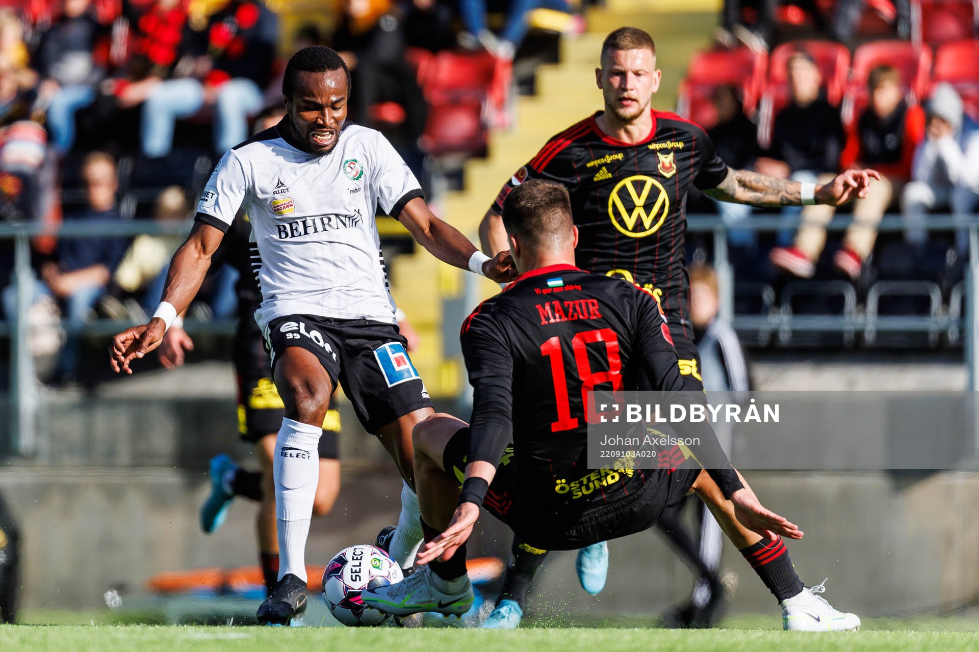 Örebros Christian Moses i kamp med Östersunds Myroslav Mazur under fotbollsmatchen i Superettan mellan Östersund och Örebro den 10 september 2022 i Östersund.