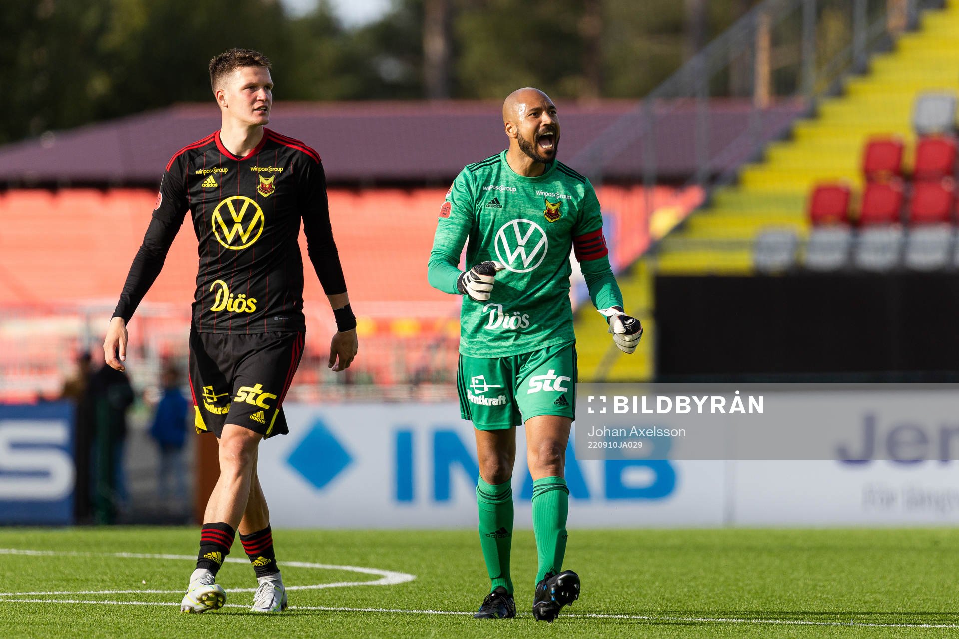Östersunds Myroslav Mazur och målvakt Aly Keita jublar