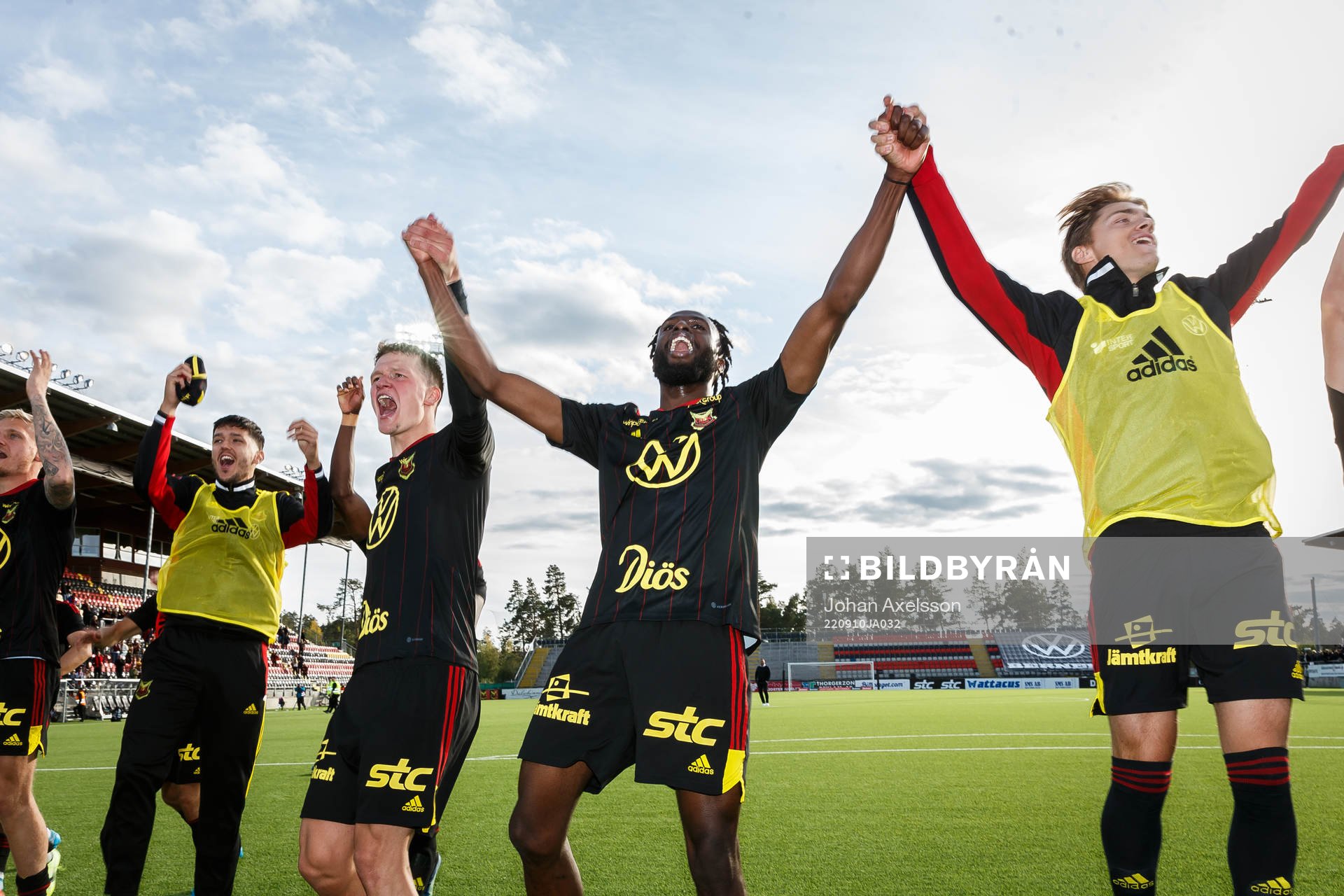 Östersunds Mansour Sinyan jublar med medspelare