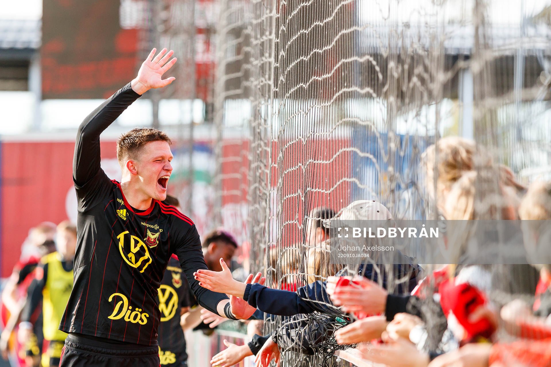 Östersunds Myroslav Mazur jublar med publiken