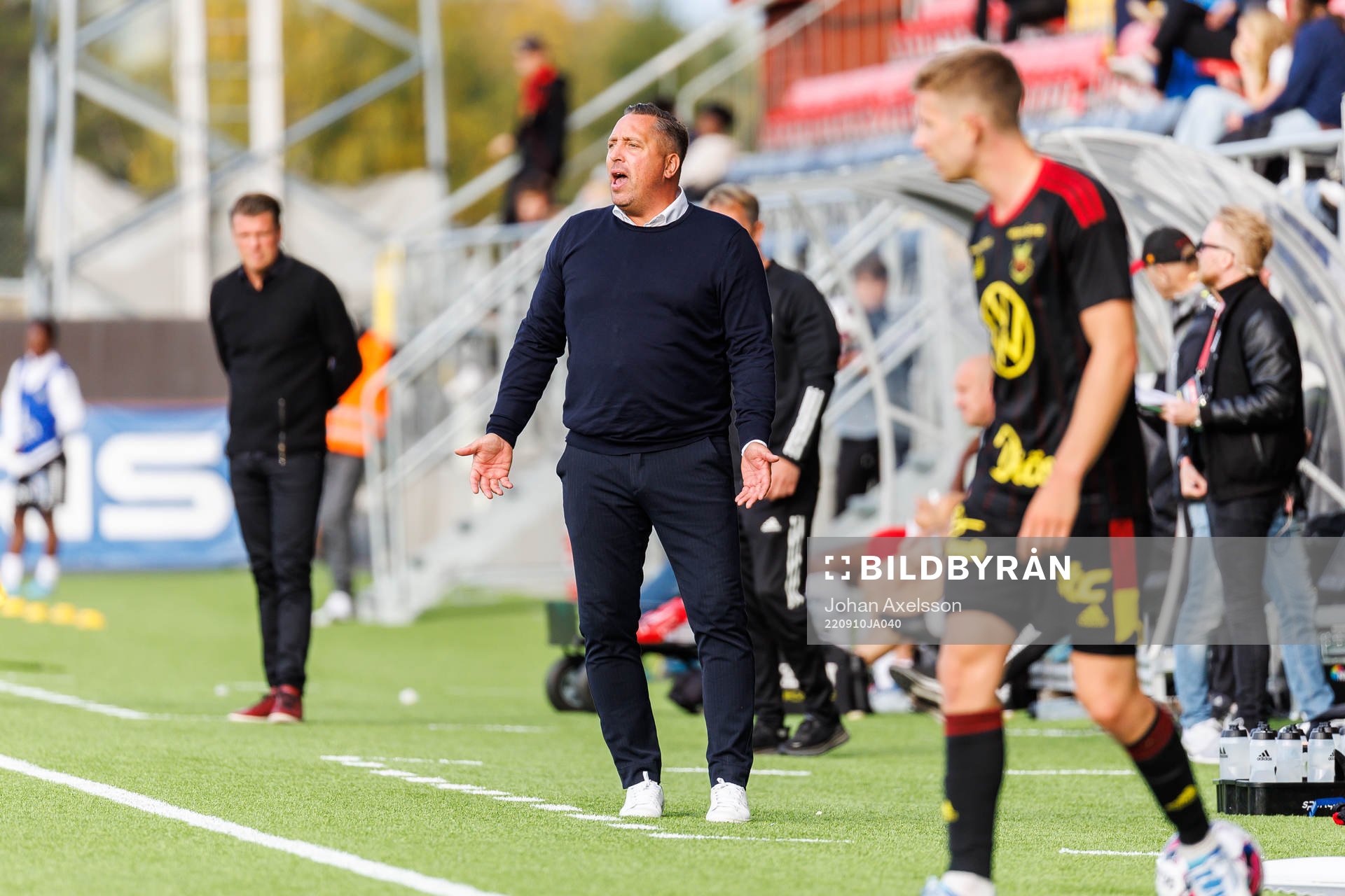 Östersunds tränare Magnus Powell  reagerar