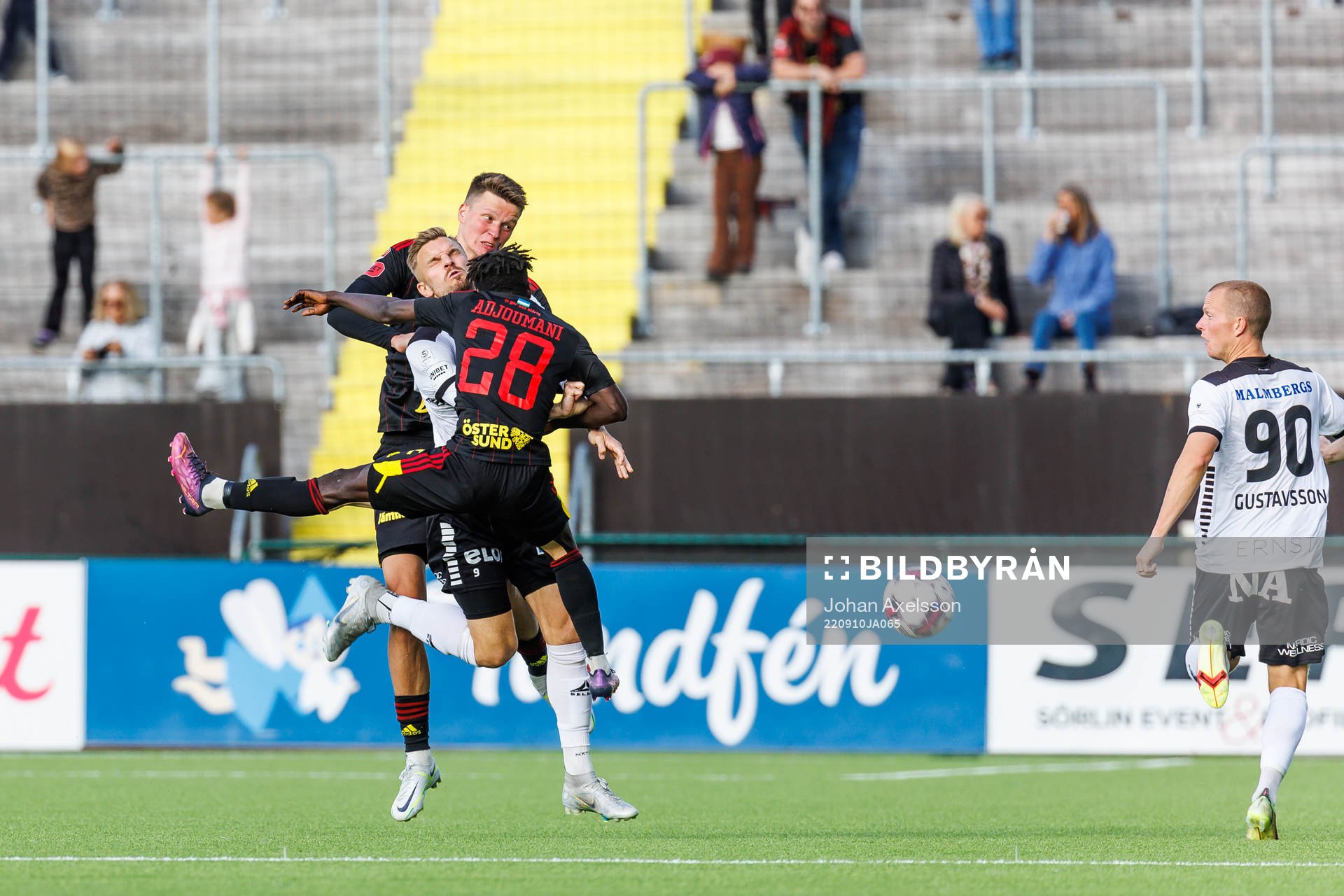 Örebros Erik Björndahl i kamp med Östersunds Myroslav Mazur och Yannick Adjoumani under fotbollsmatchen i Superettan mellan Östersund och Örebro den 10 september 2022 i Östersund.