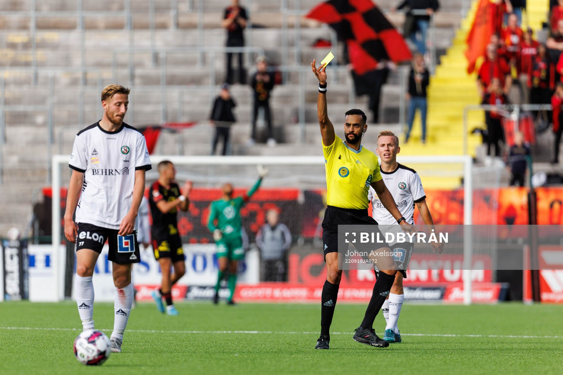 domare Farouk Nehdi ger Örebros Kevin Custovic gult kort
