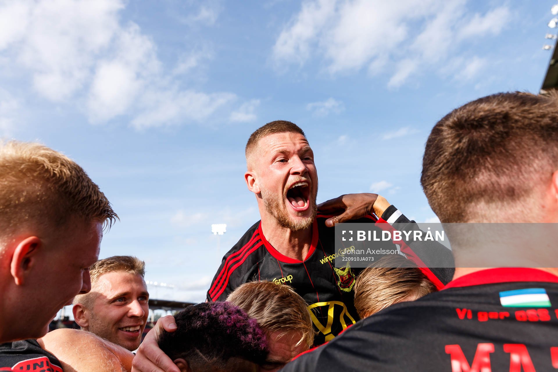 Östersunds Kevin Jablinski jublar feter 2-0 mws lagkamrater