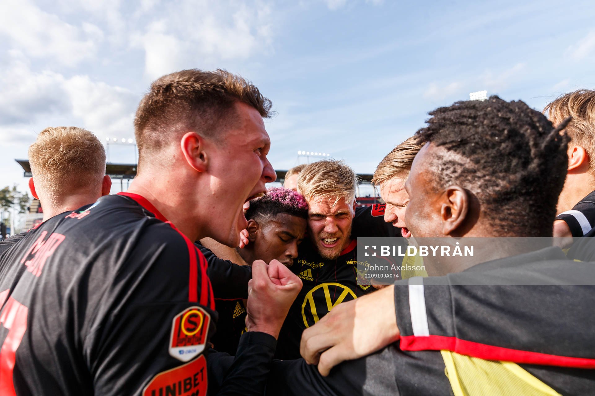 Östersunds André Österholm jublar med lagkamrater efter 2-0 under fotbollsmatchen i Superettan mellan Östersund och Örebro den 10 september 2022 i Östersund.