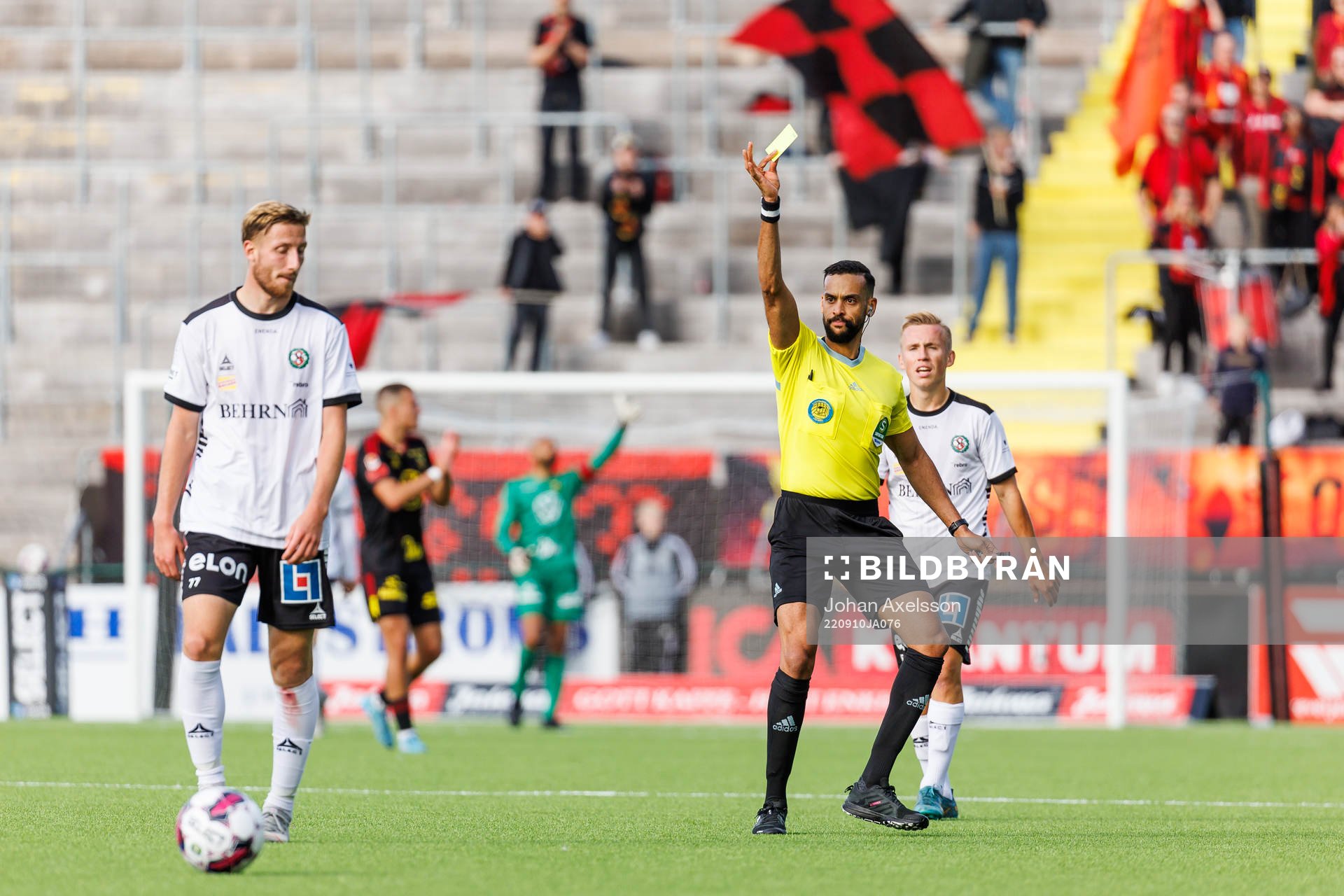 domare Farouk Nehdi ger Örebros Kevin Custovic gult kort