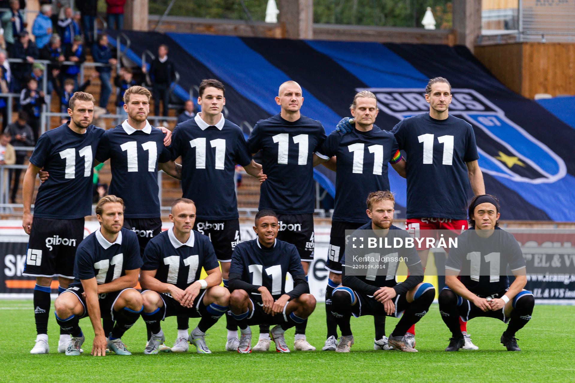 Sirius spelare med hyllningströja till Sirius skadade spelare Filip Olsson inför fotbollsmatchen i Allsvenskan mellan Sirius och Värnamo den 10 september 2022 i Uppsala.