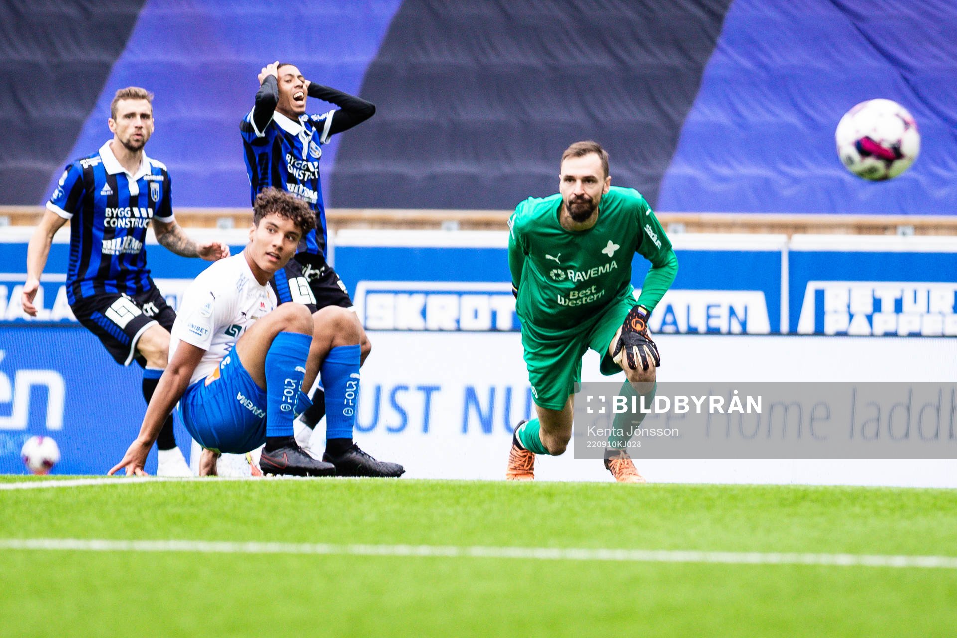 Sirius Tashreeq Matthews med ett skott i stolpen