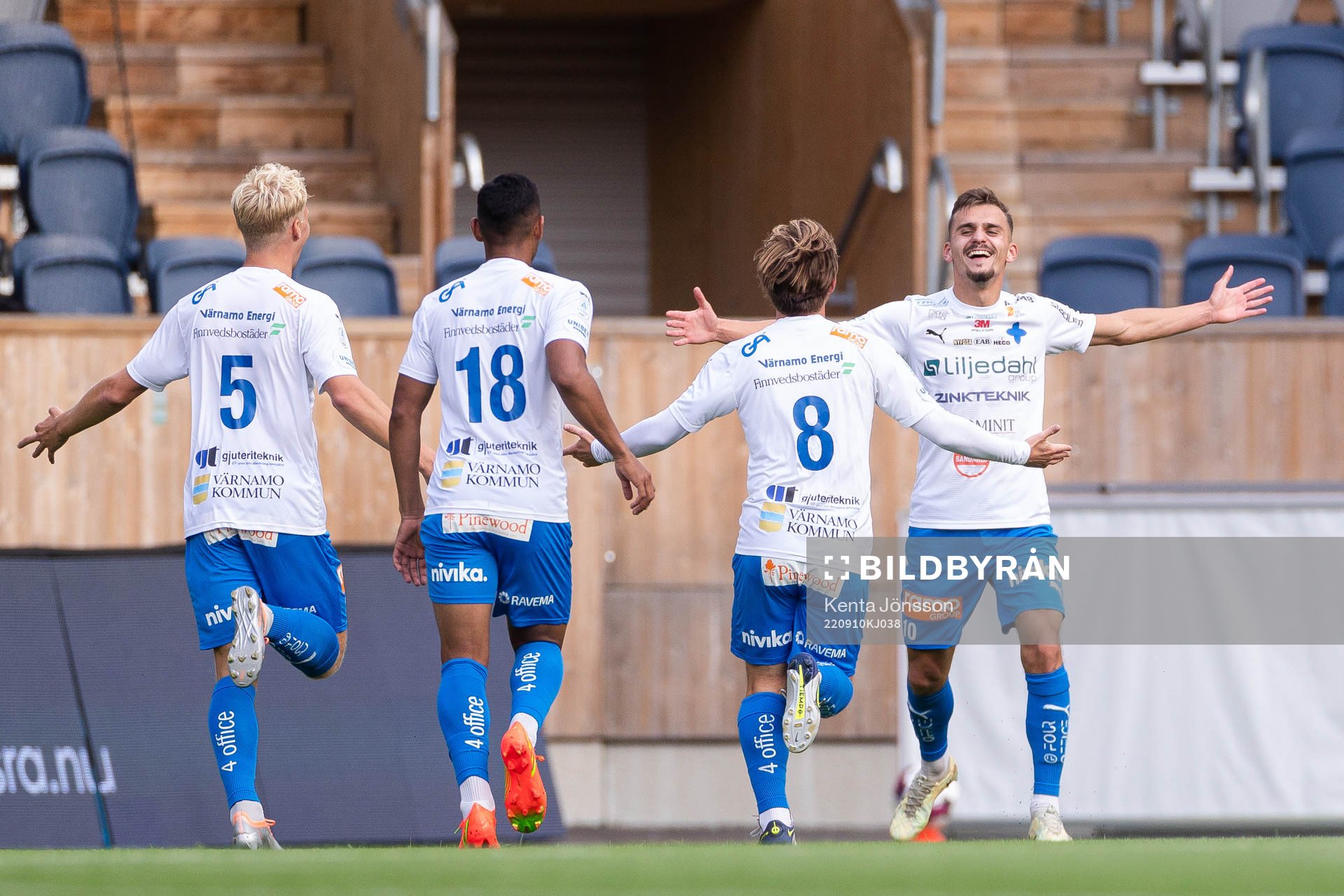 Värnamos Ajdin Zeljkovic jublar