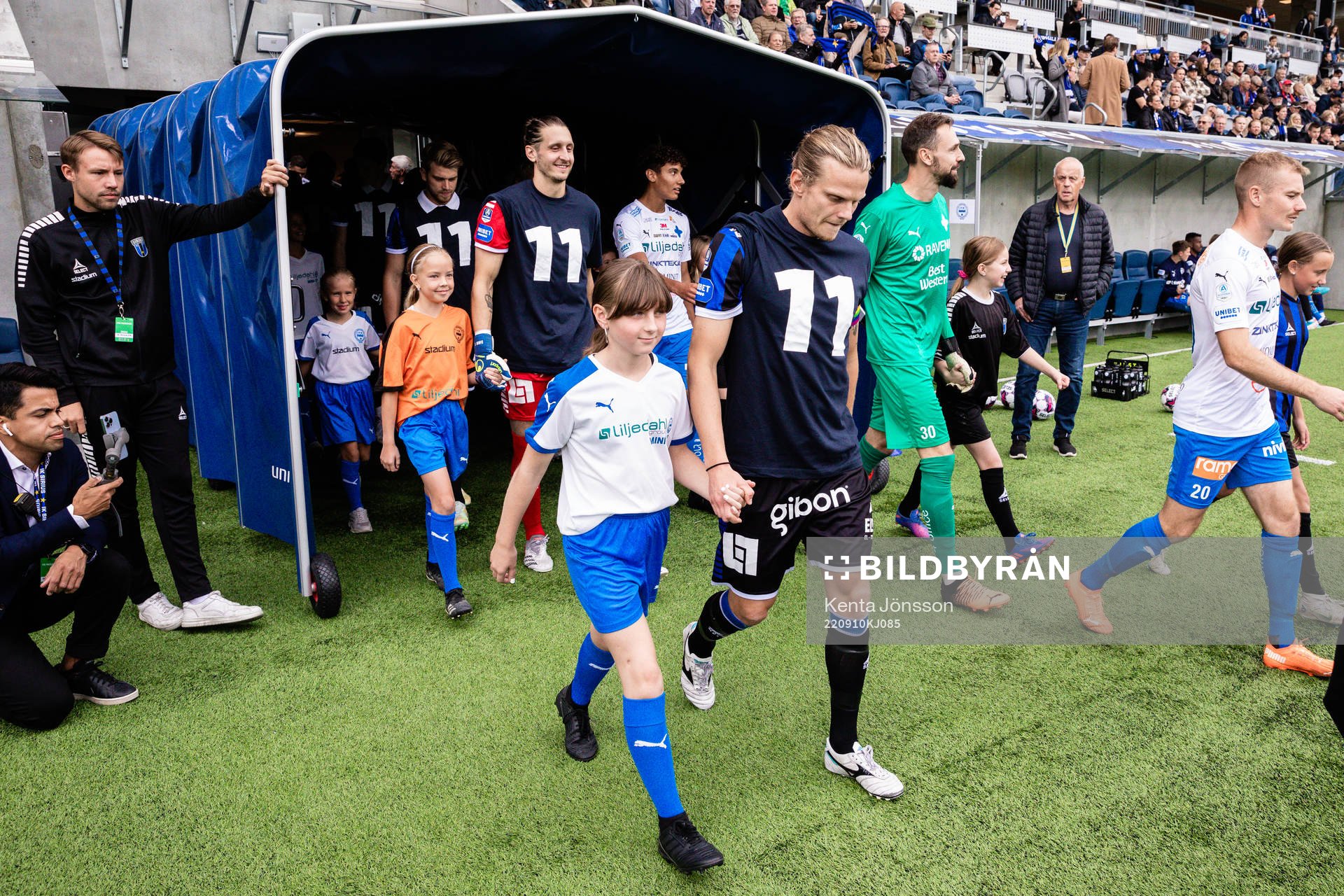 Tim Björkström och målvakt David Mitov Nilsson med hyllningströja till Sirius skadade spelare Filip Olsson inför fotbollsmatchen i Allsvenskan mellan Sirius och Värnamo den 10 september 2022 i Uppsala.