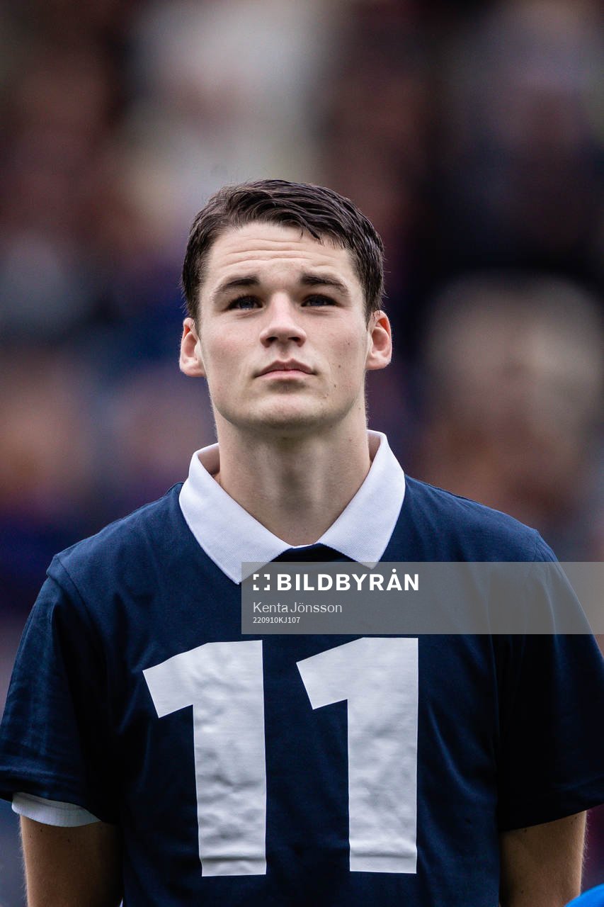 Sirius Jamie Roche med hyllningströja till Sirius skadade spelare Filip Olsson inför fotbollsmatchen i Allsvenskan mellan Sirius och Värnamo den 10 september 2022 i Uppsala.