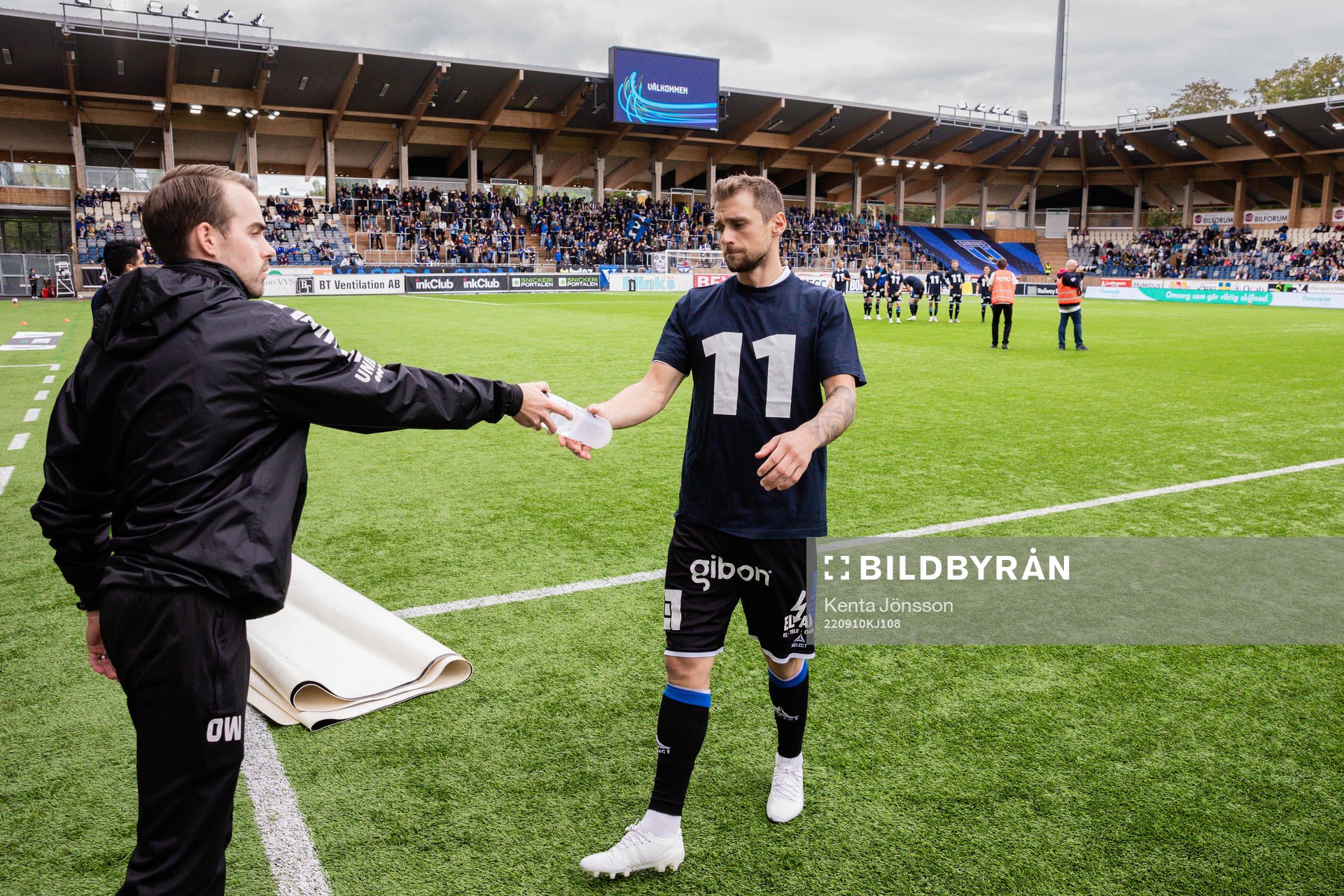 Sirius Filip Rogic med hyllningströja till Sirius skadade