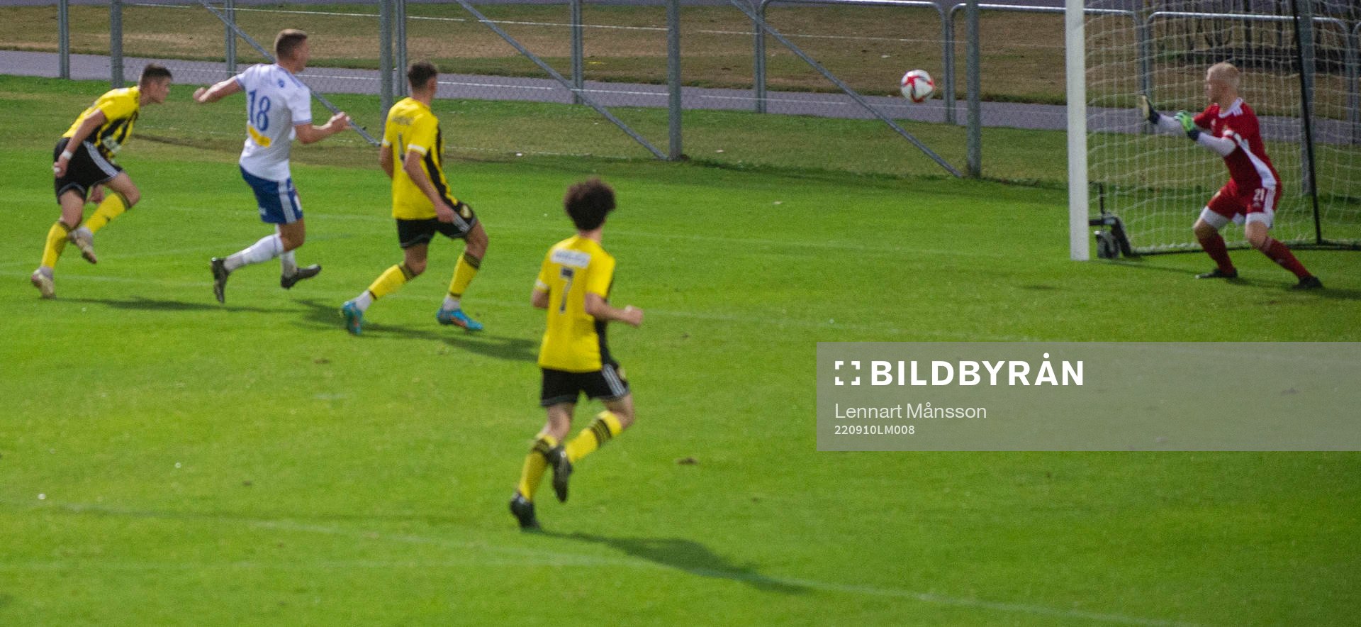 Simrishamns Anton Persson gör 1-0 bakom IFK Hässleholms