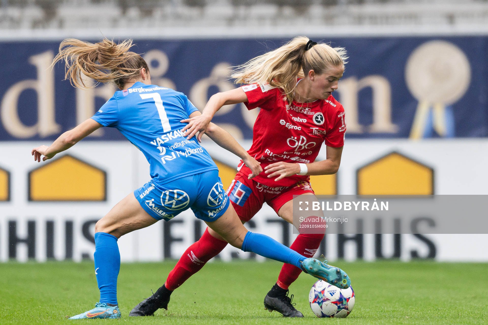 Kalmars Charlene Nowotny och Örebros Regan Steigleder under fotbollsmatchen i Damallsvenskan mellan Kalmar och Örebro den 10 september 2022 i Kalmar.