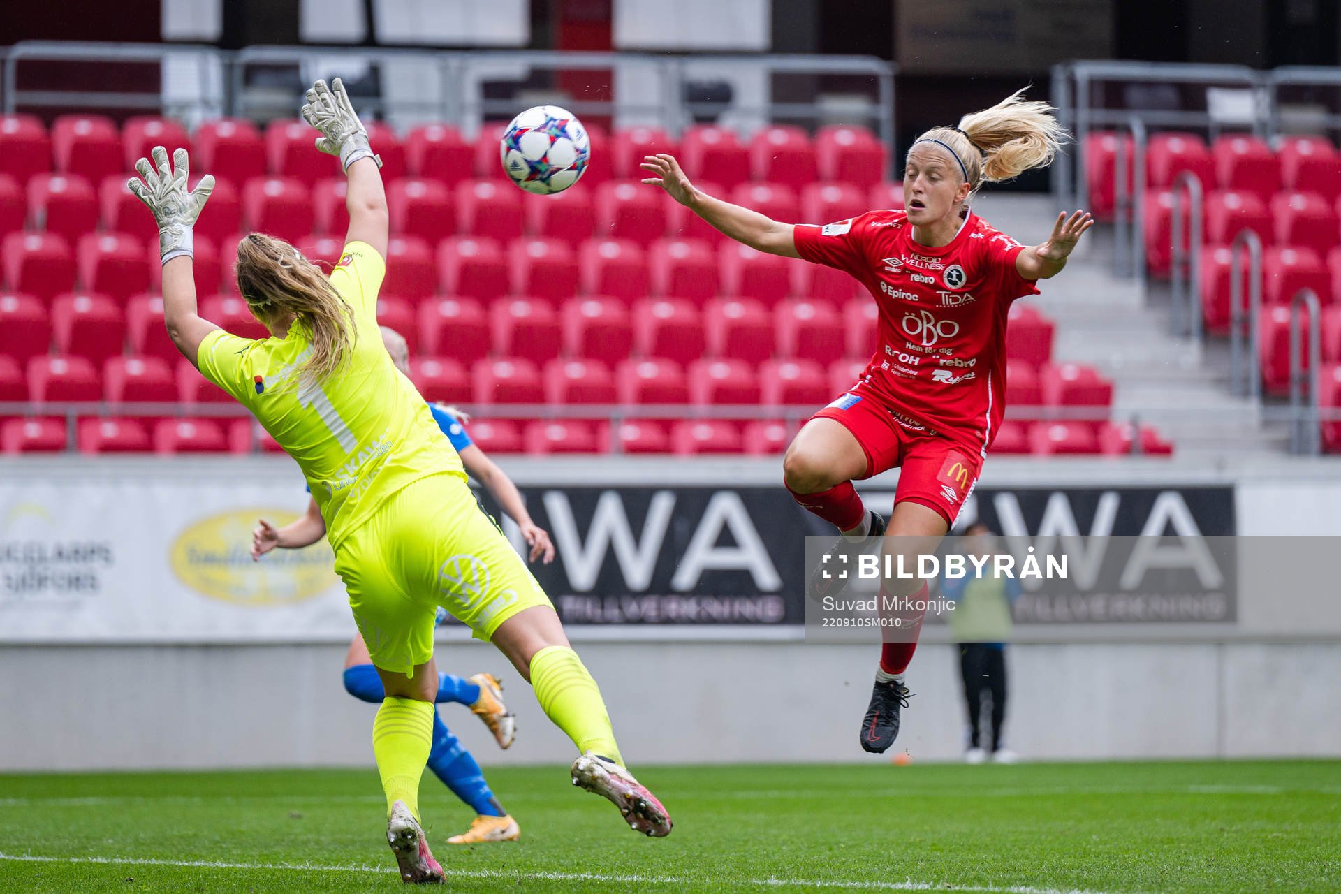 Kalmars Karina Kork och Örebros Katie Lockwood under fotbollsmatchen i Damallsvenskan mellan Kalmar och Örebro den 10 september 2022 i Kalmar.