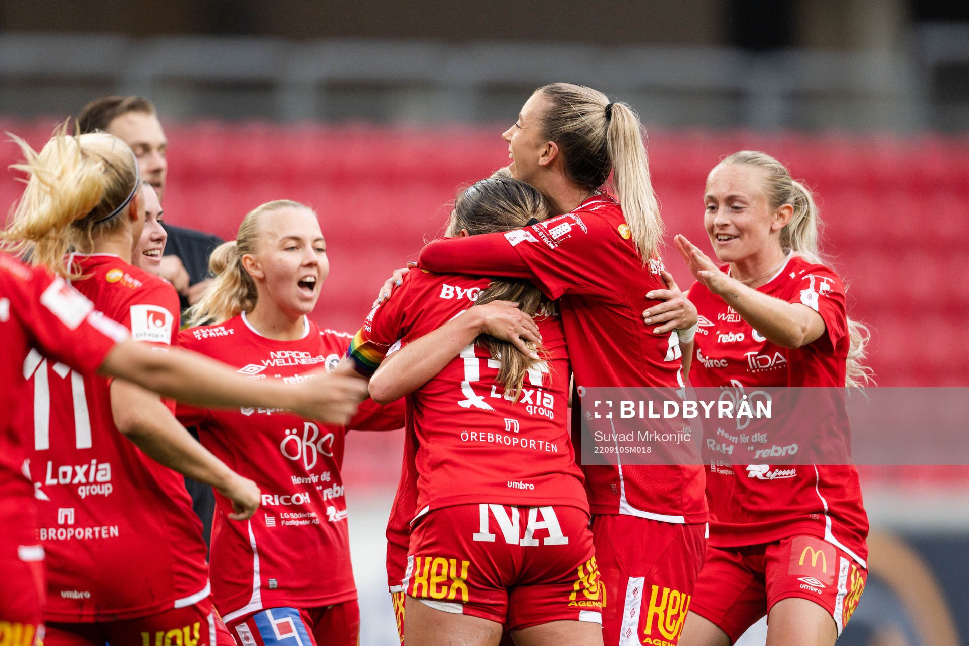 Örebros Emilia Pelgander jublar med lagkamrater