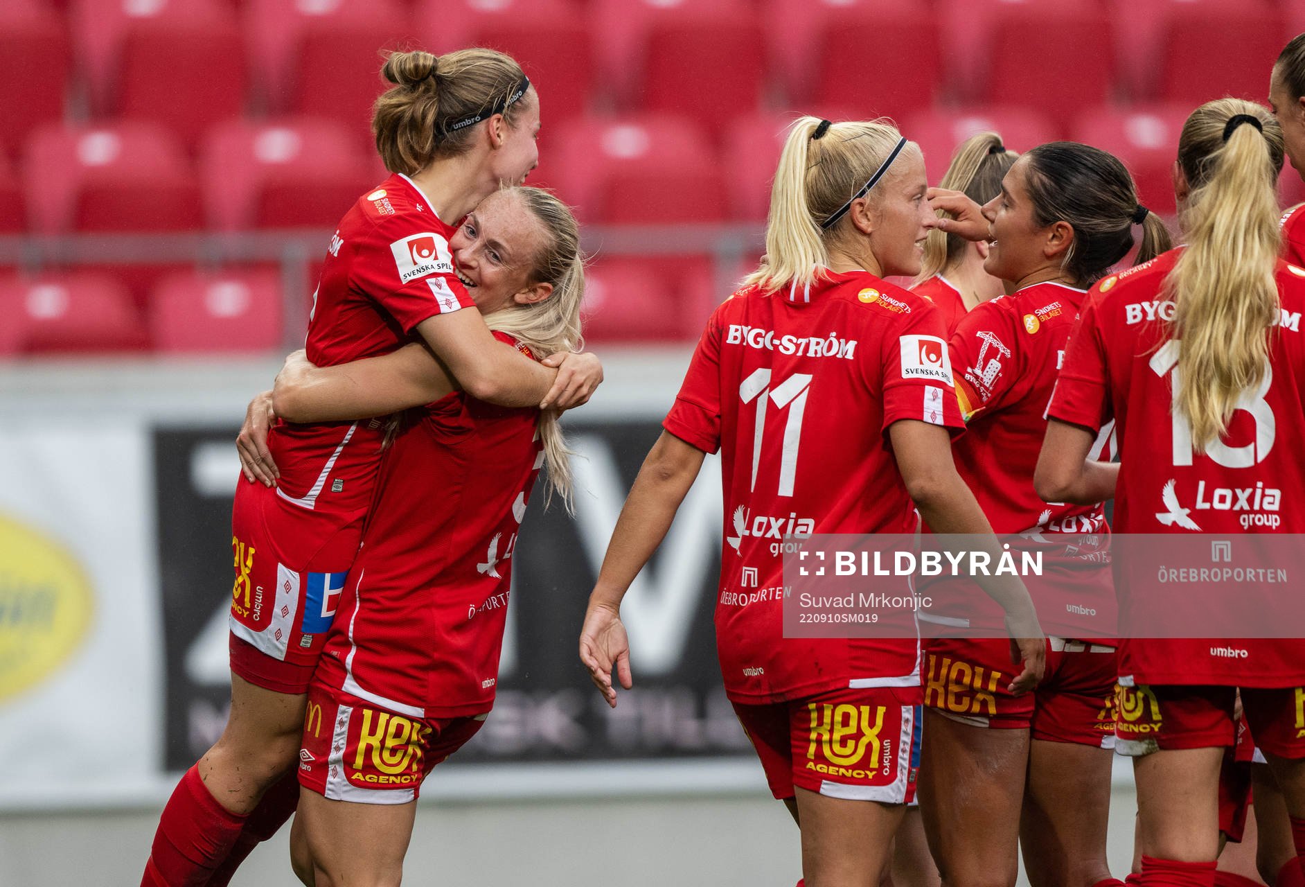 Örebros Michaela Kovacs jublar med Heidi Kollanen