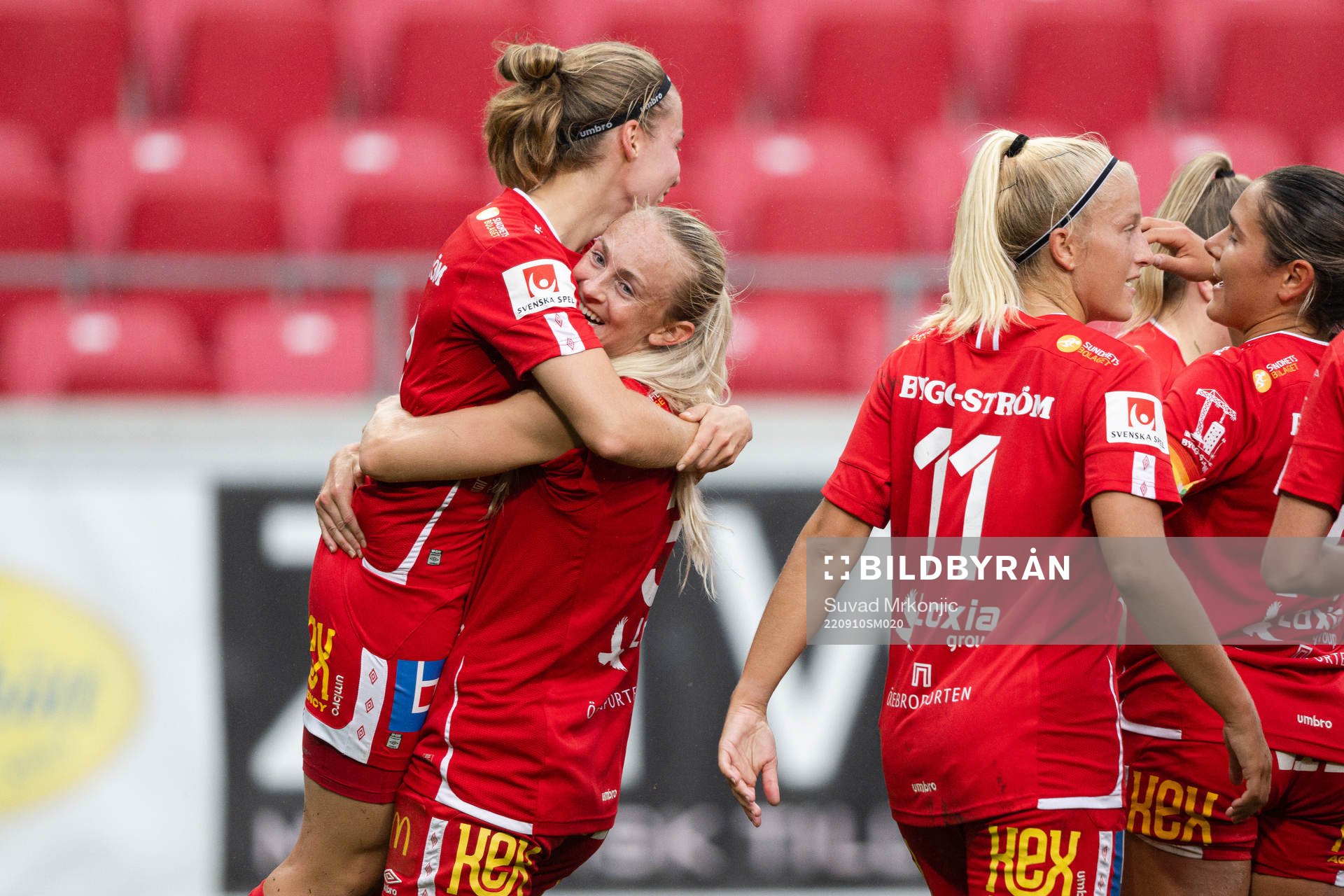 Örebros Michaela Kovacs och Heidi Kollanen  jublar med