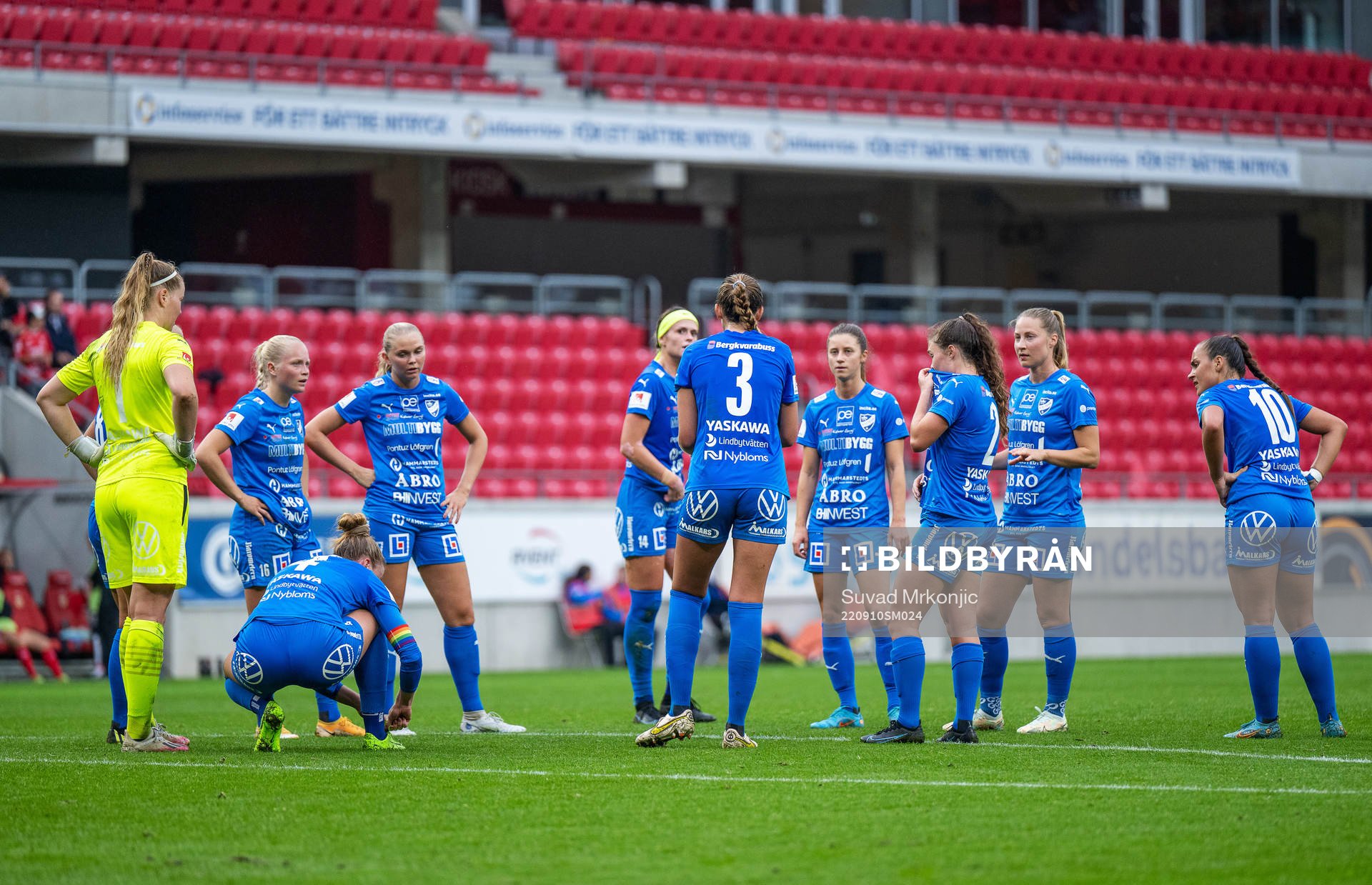 Kalmar spelare samlar sig på planen
