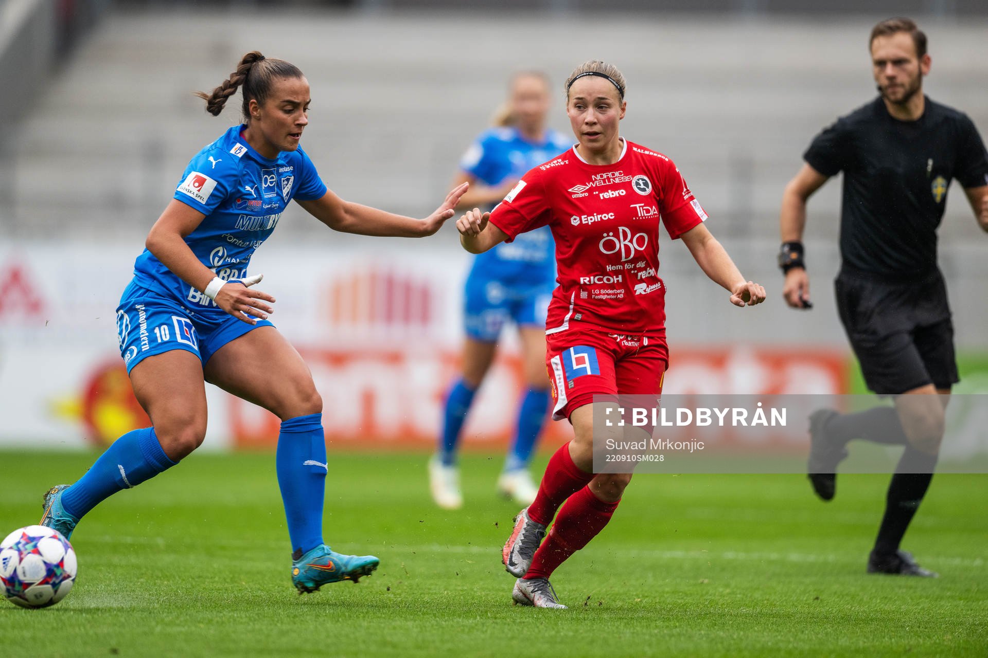 Kalmars Elma Smajic och Örebros Heidi Kollanen under fotbollsmatchen i Damallsvenskan mellan Kalmar och Örebro den 10 september 2022 i Kalmar.