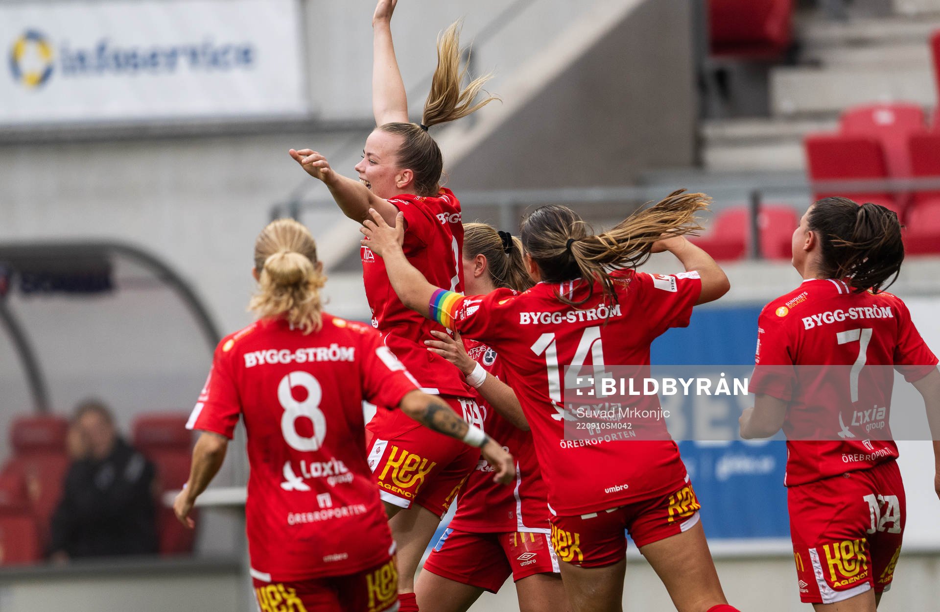 Örebros Berglind Ros Augustdottir jublar med lagkamrater