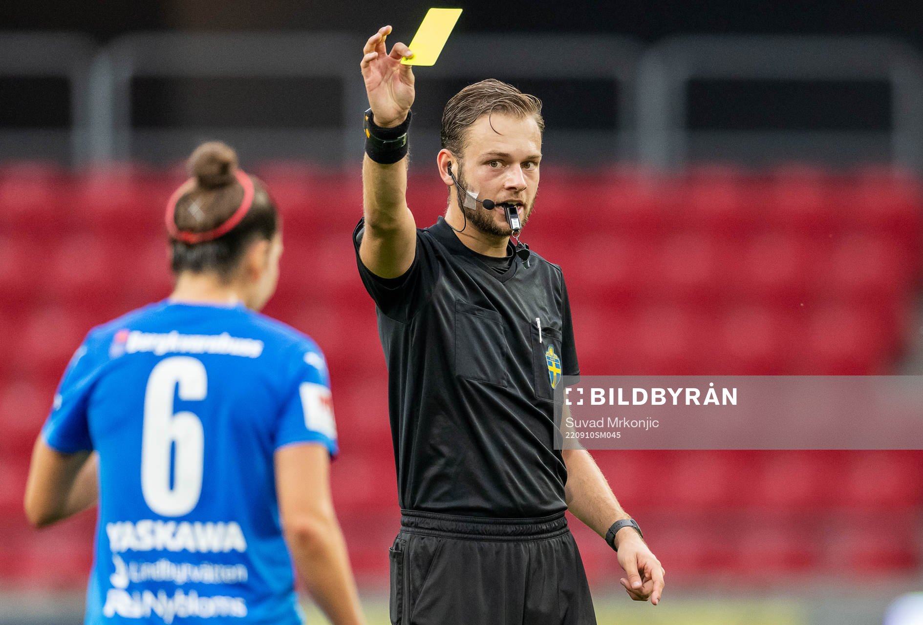 Domare Max Persson ger Kalmars Jessica Ayers gult kort