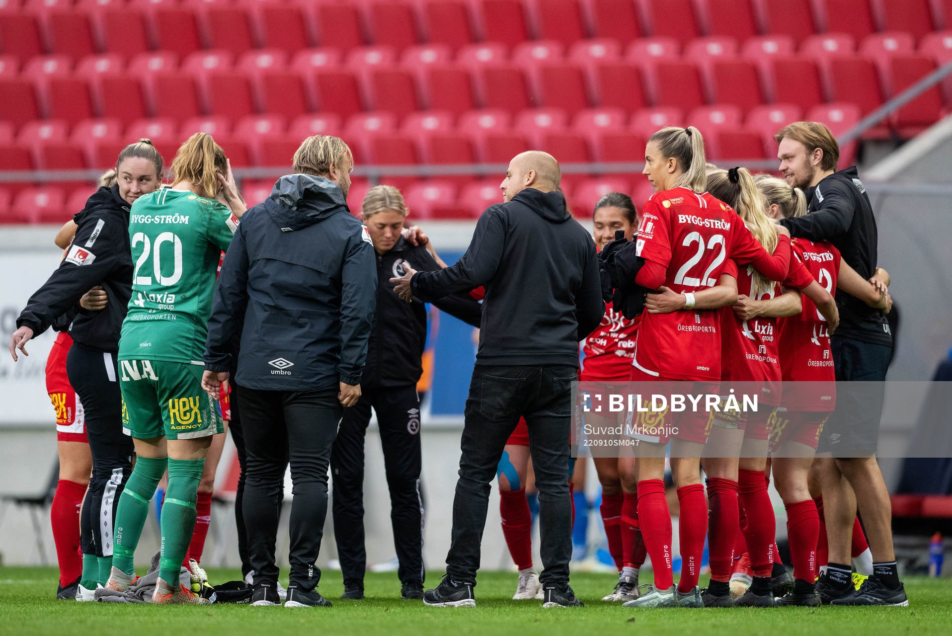Örebros tränare Rickard Johansson samt spelarna jublar